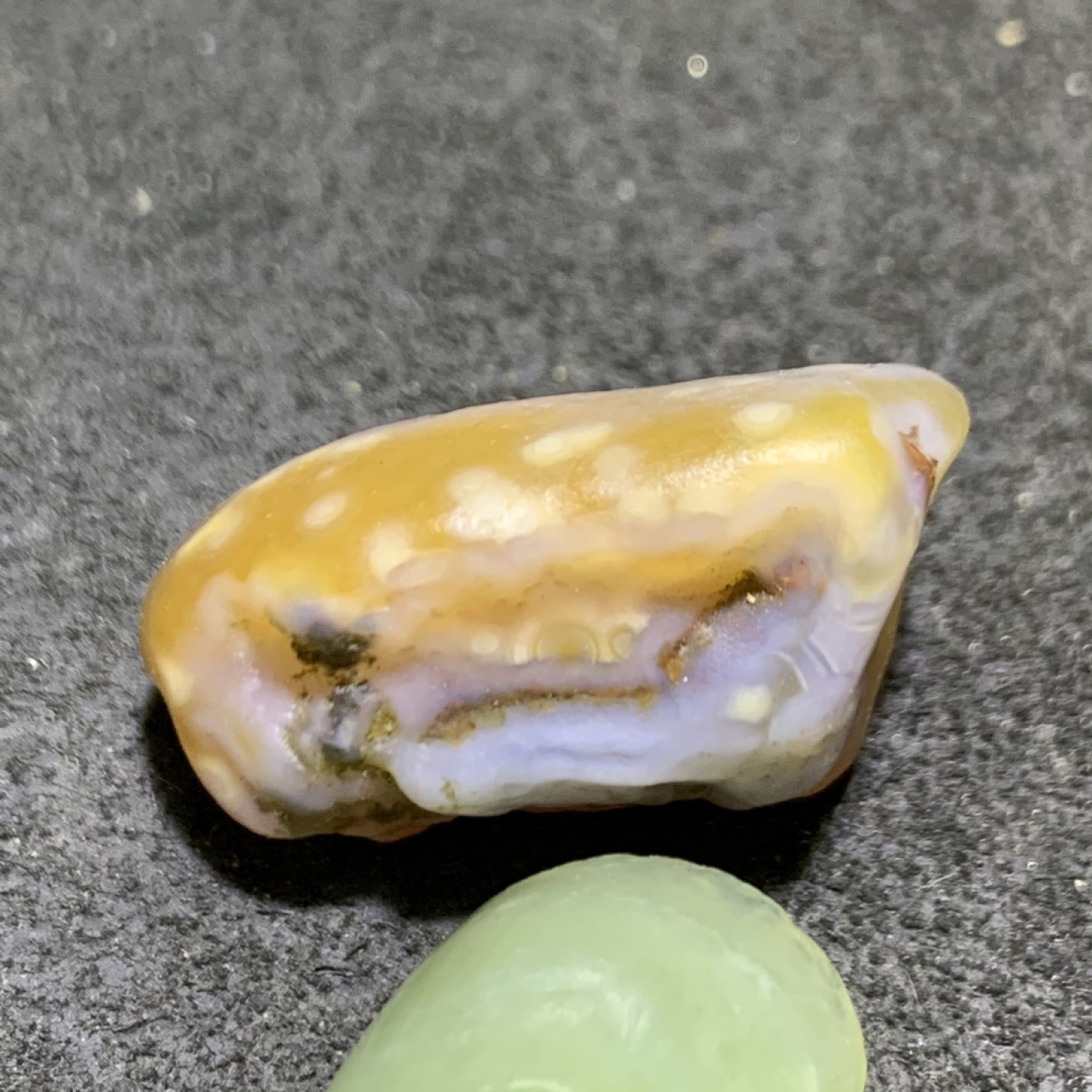 精美阿拉善白眼石玛瑙原石一颗，