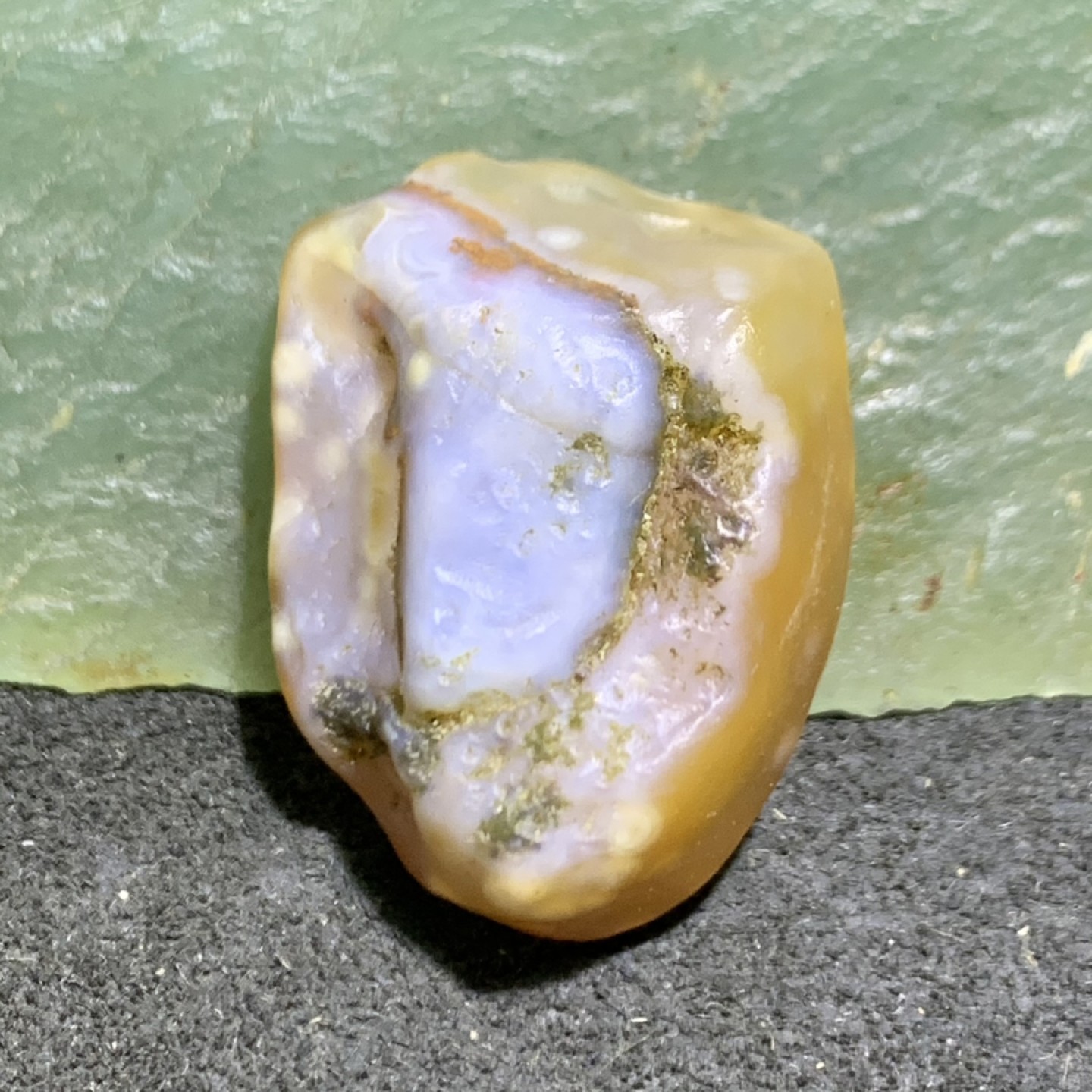精美阿拉善白眼石玛瑙原石一颗，