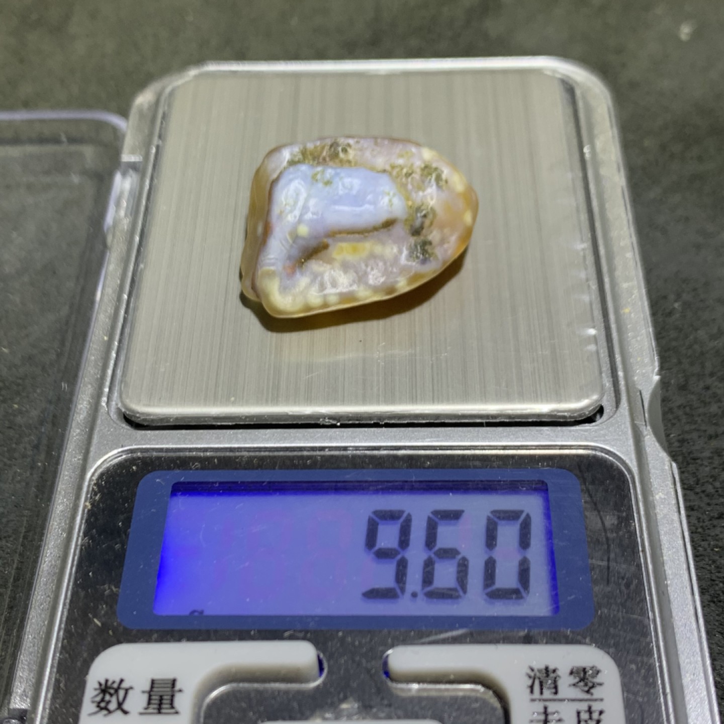 精美阿拉善白眼石玛瑙原石一颗，