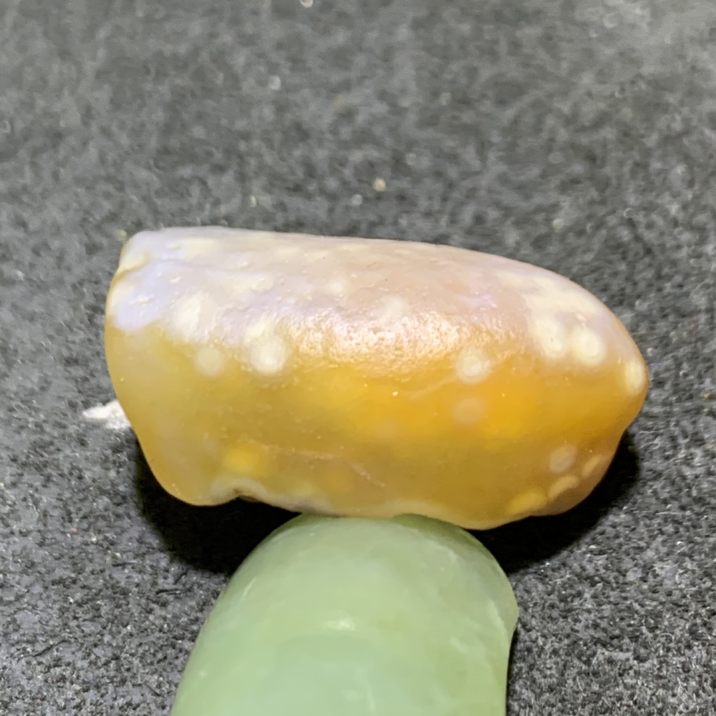 精美阿拉善白眼石玛瑙原石一颗，