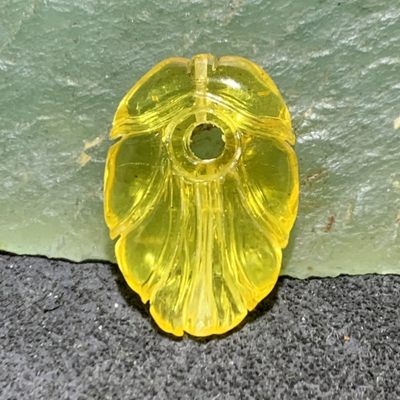 天然乌克兰原矿蜜蜡雕刻凤羽一个， - 天然乌克兰原矿蜜蜡雕刻凤羽一个，