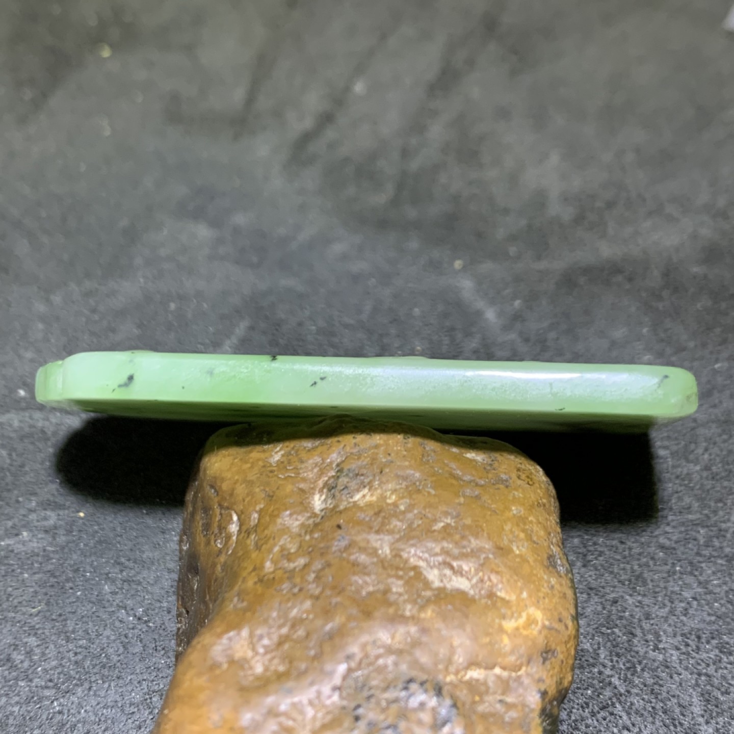 天然和田玉碧玉雕刻风景人物牌子一个，
