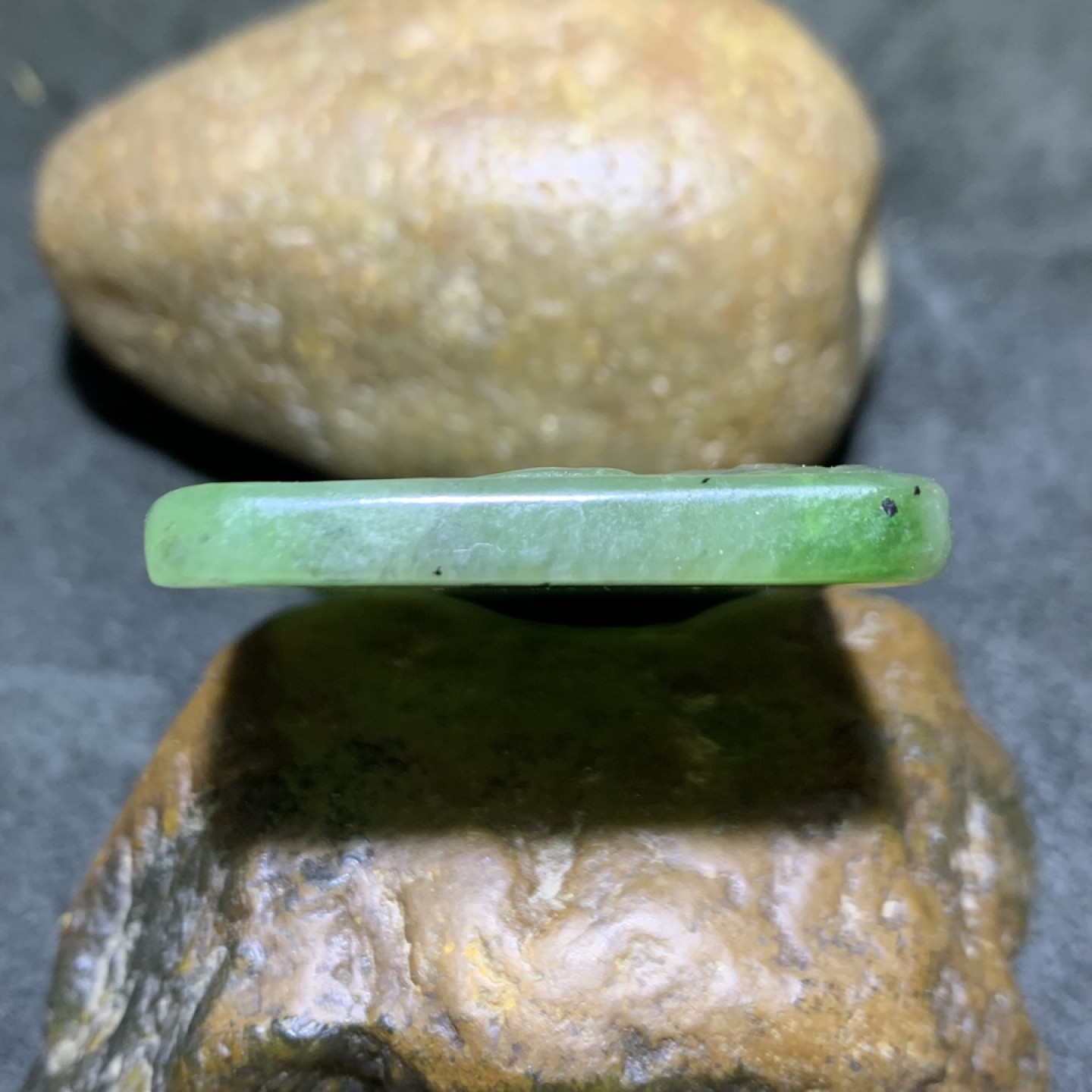 天然和田玉碧玉雕刻风景人物牌子一个，