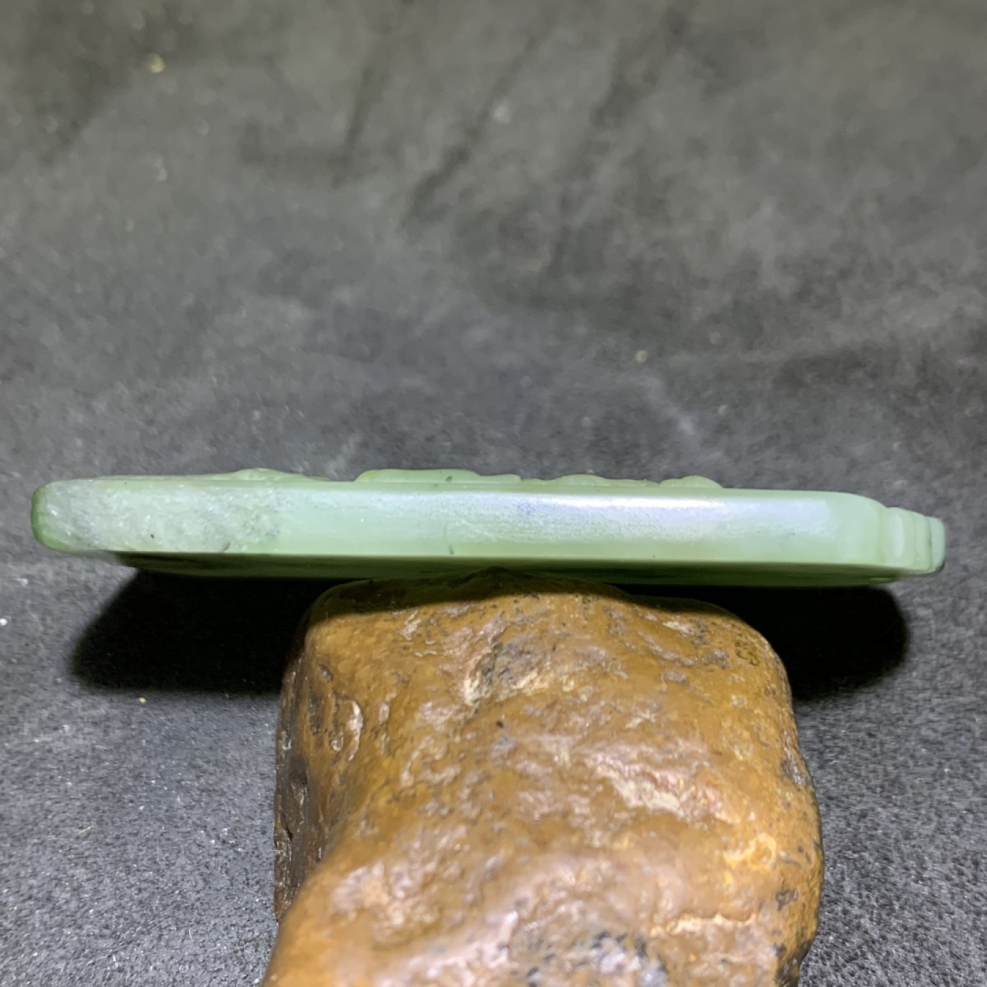 天然和田玉碧玉雕刻风景人物牌子一个，