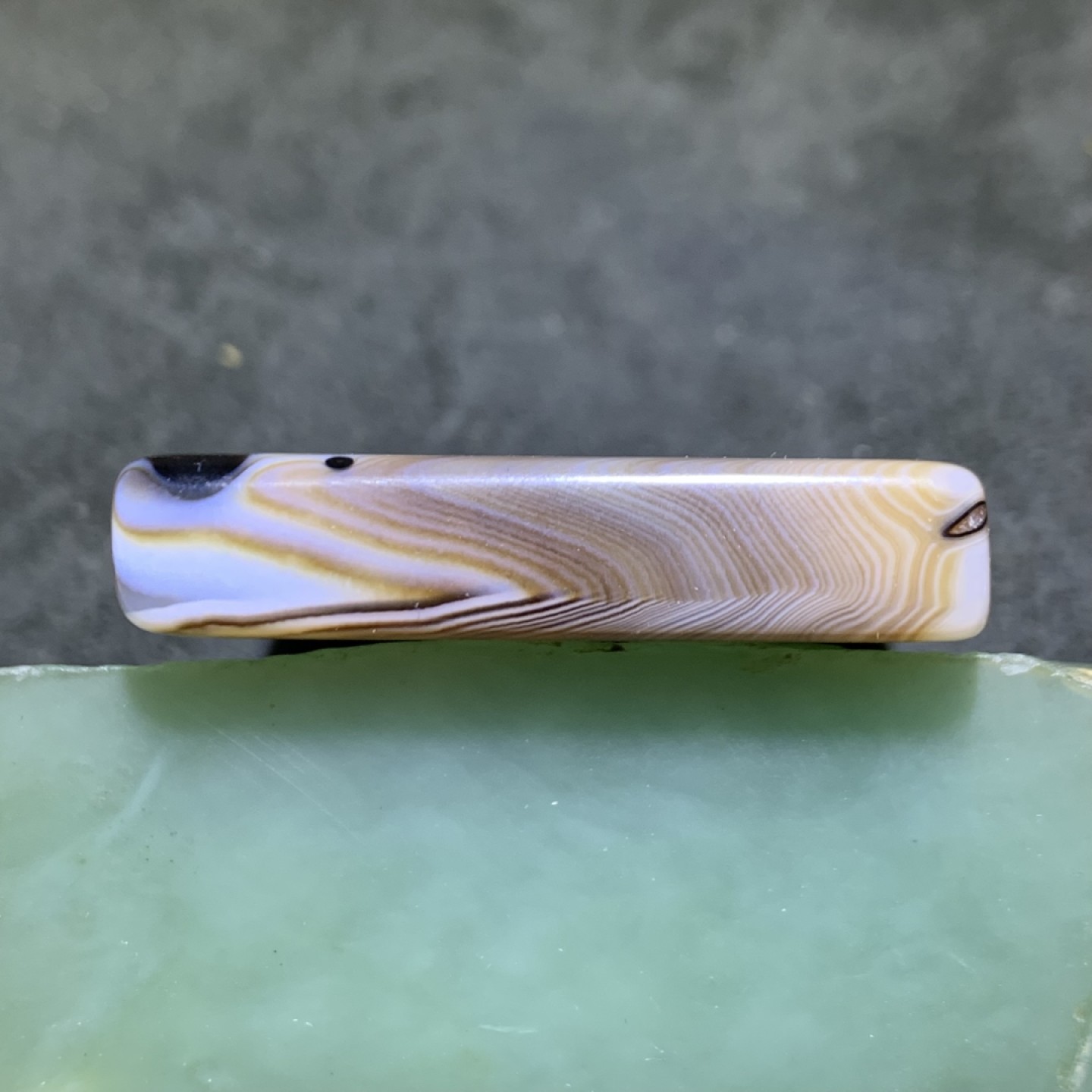 仅此一个，天然俏色千层纹药师牌子一块，