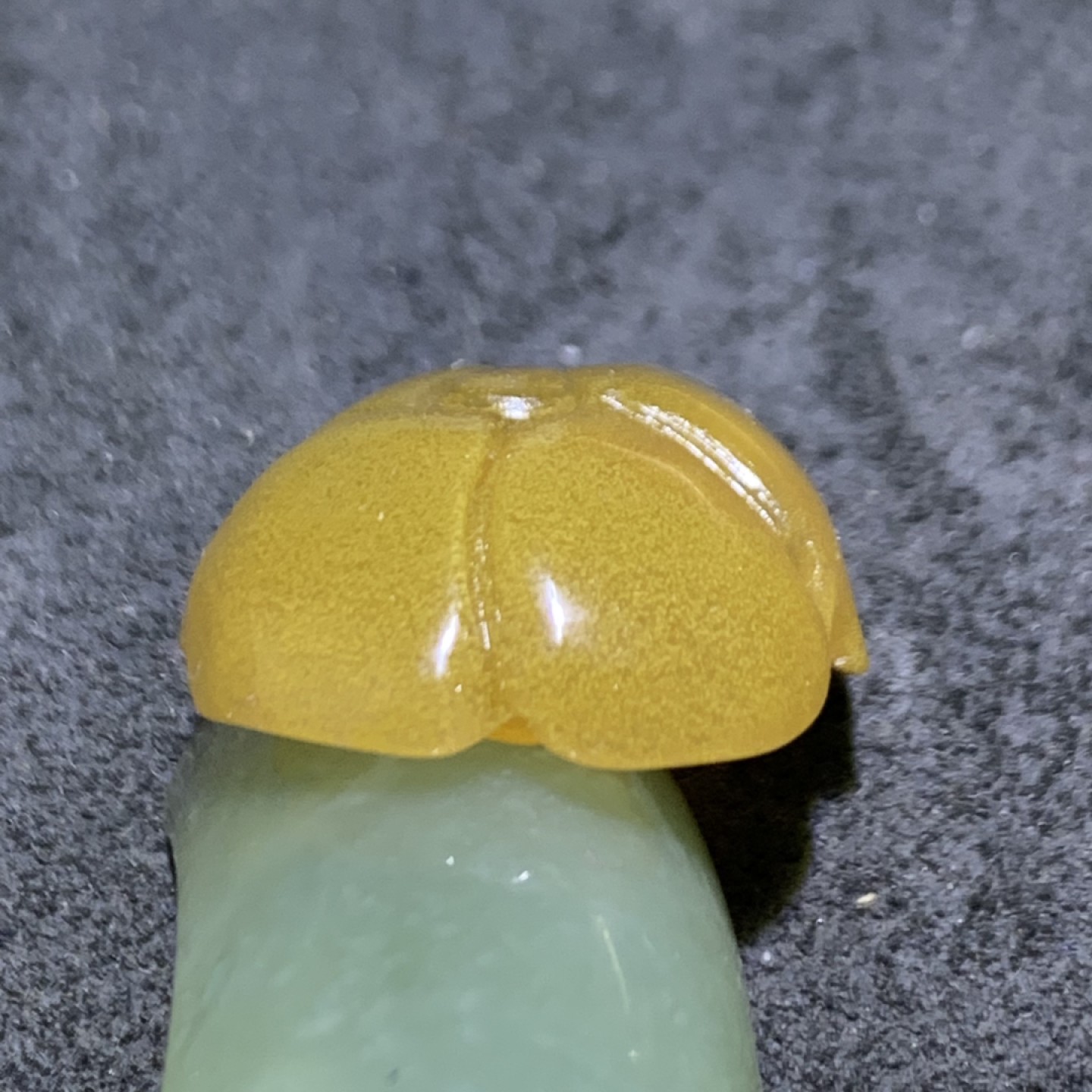 放福利！精美高润度冻料飘金沙鸡油黄蒙料战国红雕刻玫瑰花吊坠一个，