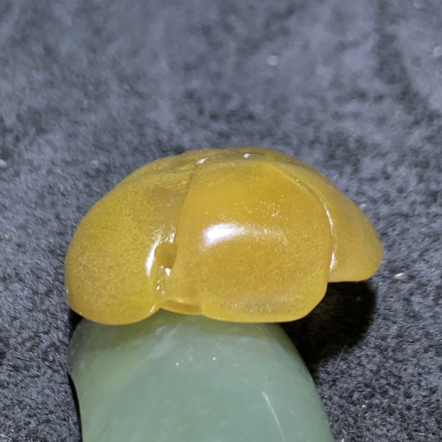 放福利！精美高润度冻料飘金沙鸡油黄蒙料战国红雕刻玫瑰花吊坠一个，