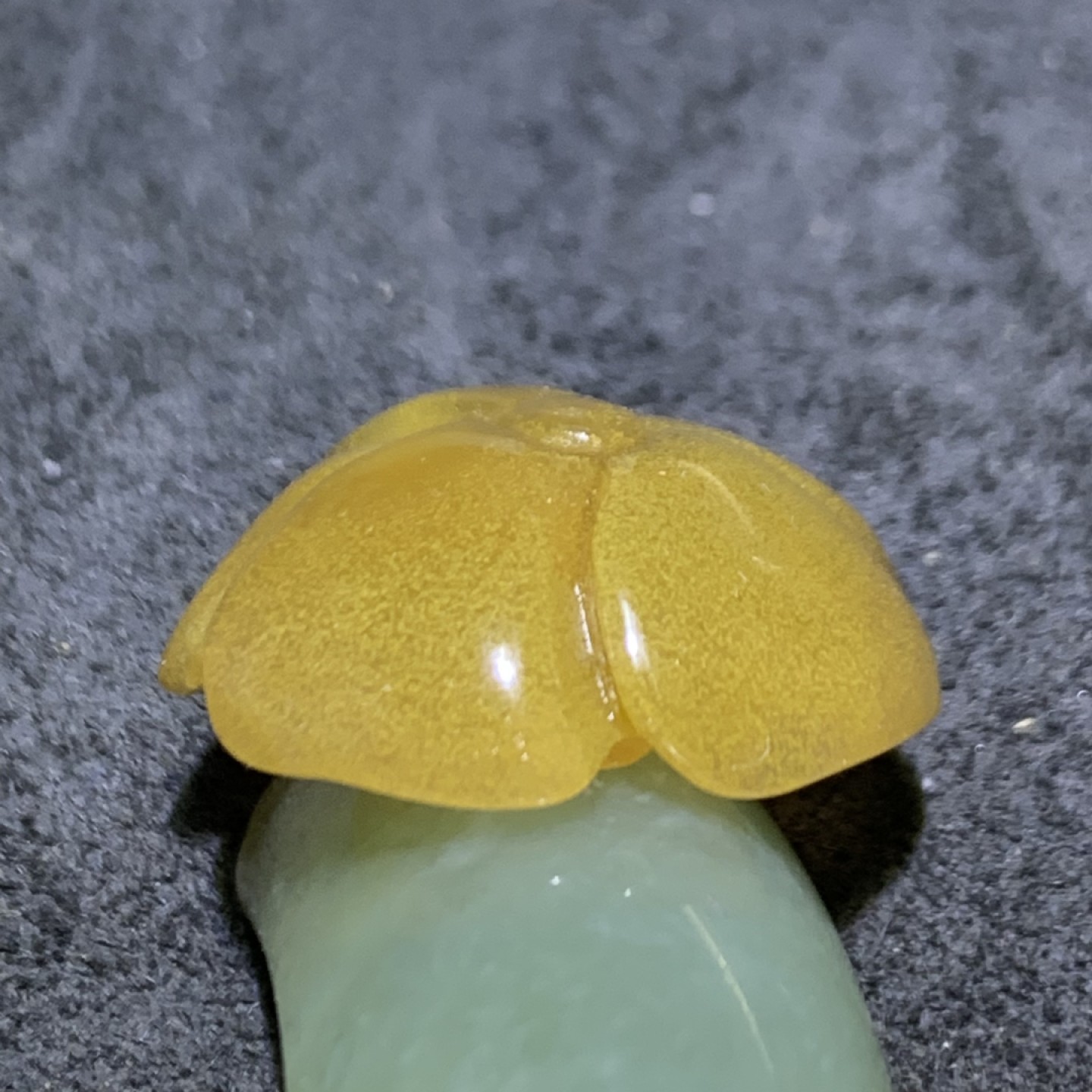 放福利！精美高润度冻料飘金沙鸡油黄蒙料战国红雕刻玫瑰花吊坠一个，