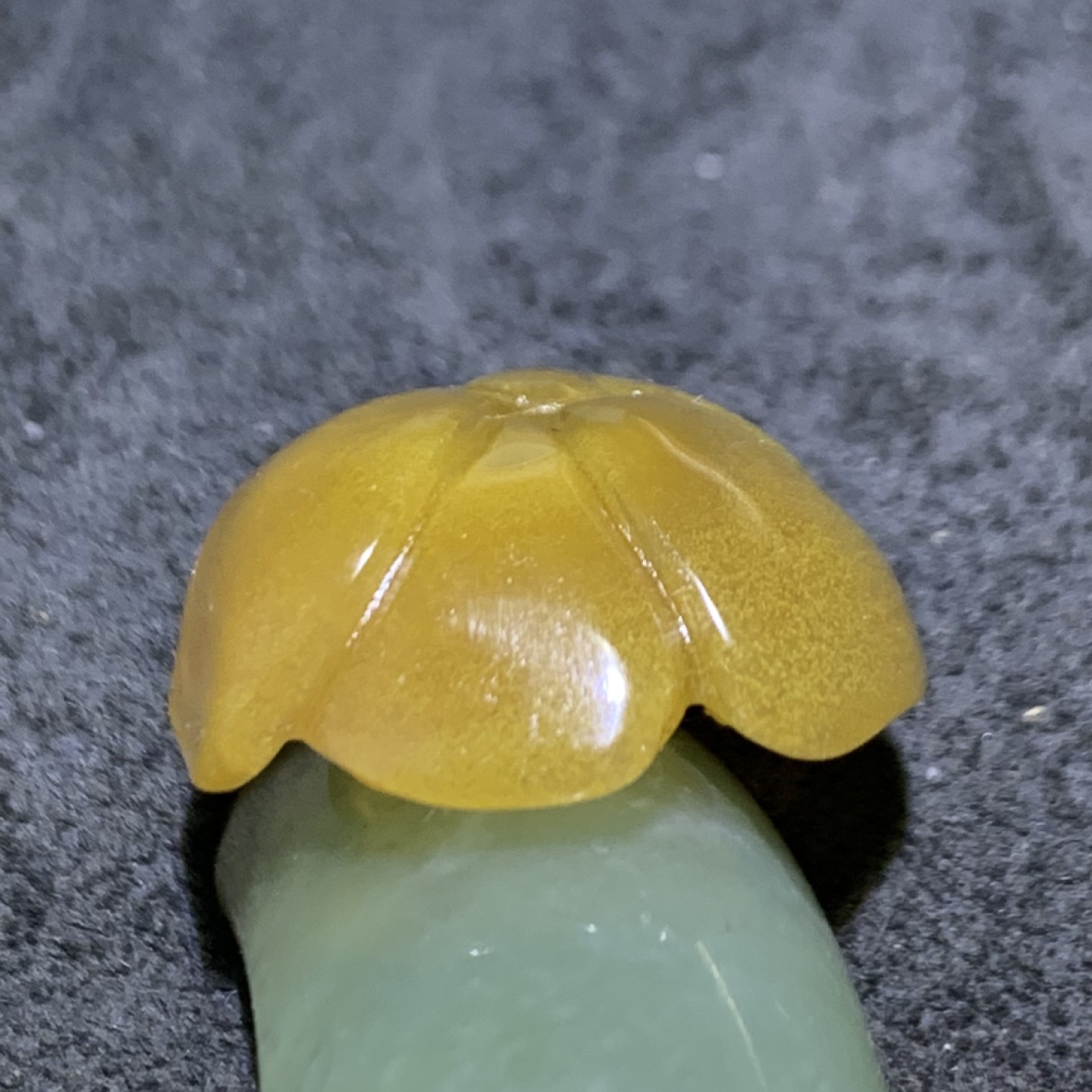 放福利！精美高润度冻料飘金沙鸡油黄蒙料战国红雕刻玫瑰花吊坠一个，