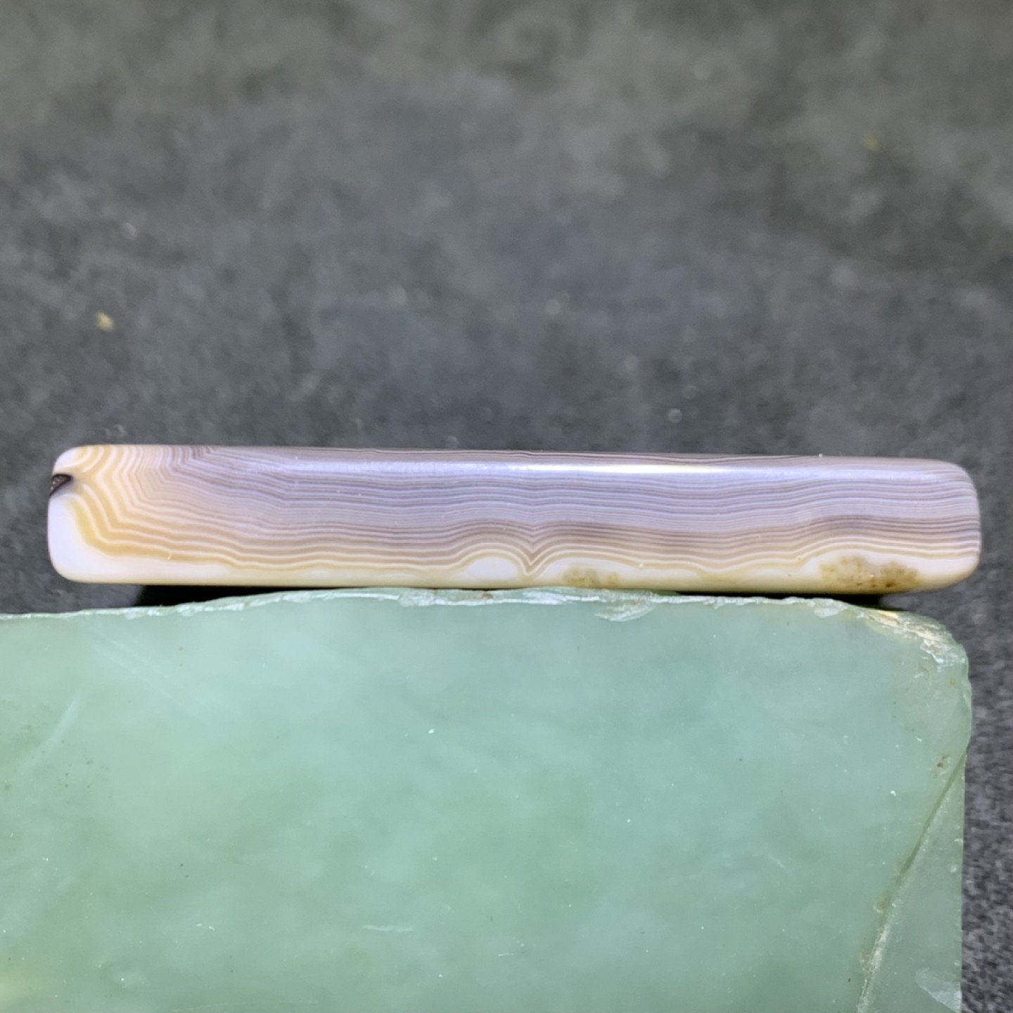 仅此一个，天然俏色千层纹药师牌子一块，