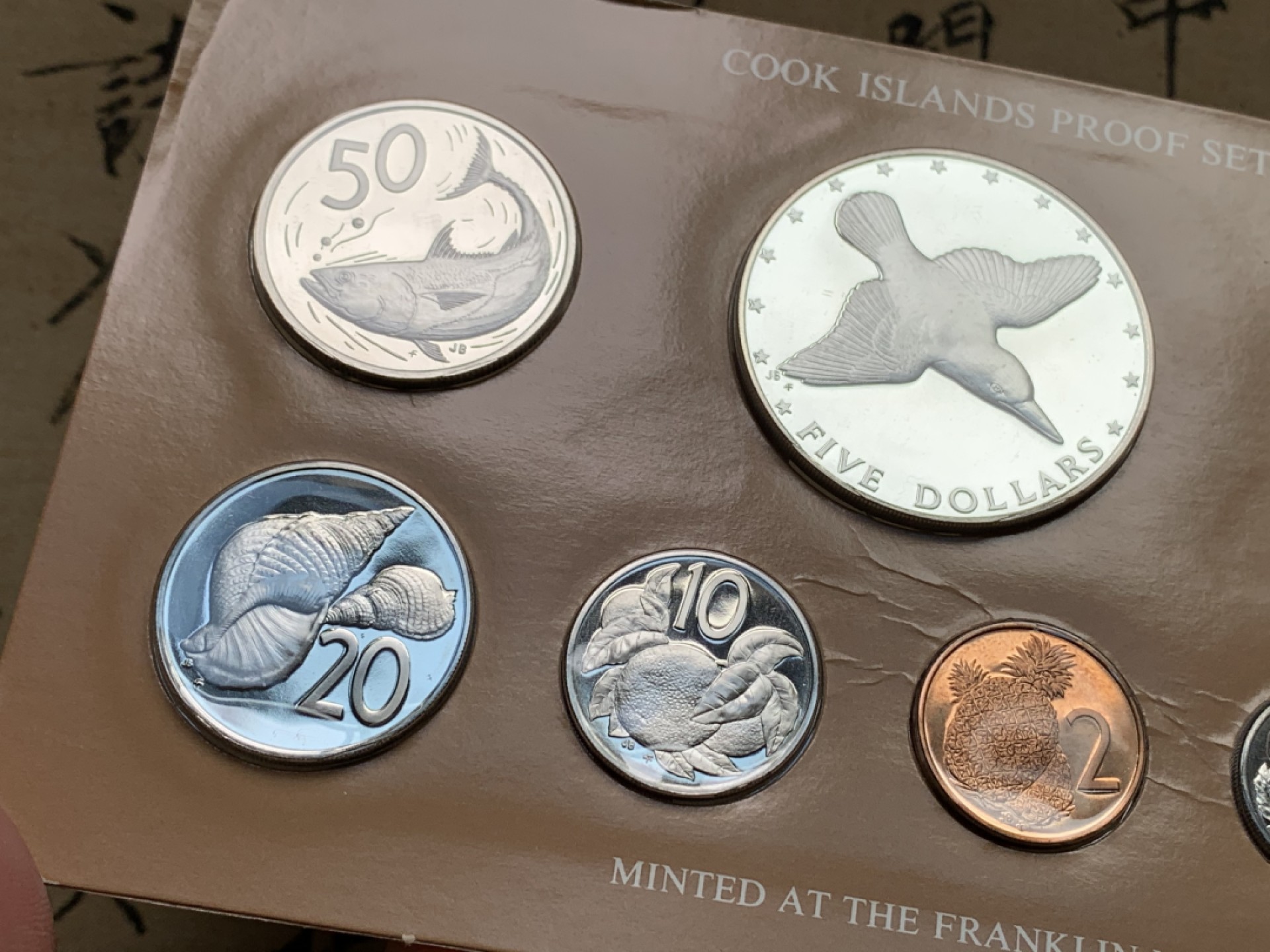 《竞宝斋》第135场-周日，周一连拍 (全场包邮) 英属库克岛 1976年 精制套币 8套盒证都在，最大的是银币，2cent 薄膜不密封，币有氧化，ebay买来就这样了，其他面值均密封，品相完美。可拿出单独评级