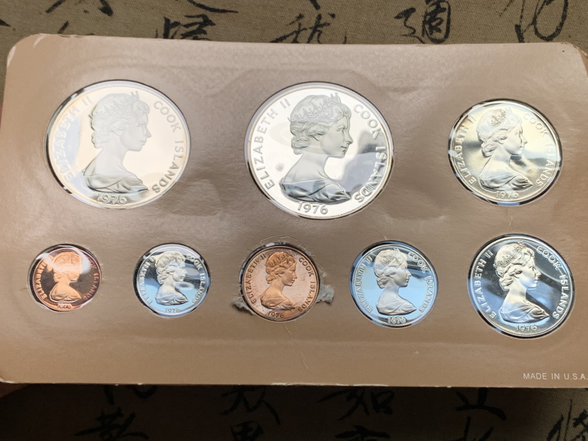 《竞宝斋》第135场-周日，周一连拍 (全场包邮) 英属库克岛 1976年 精制套币 8套盒证都在，最大的是银币，2cent 薄膜不密封，币有氧化，ebay买来就这样了，其他面值均密封，品相完美。可拿出单独评级