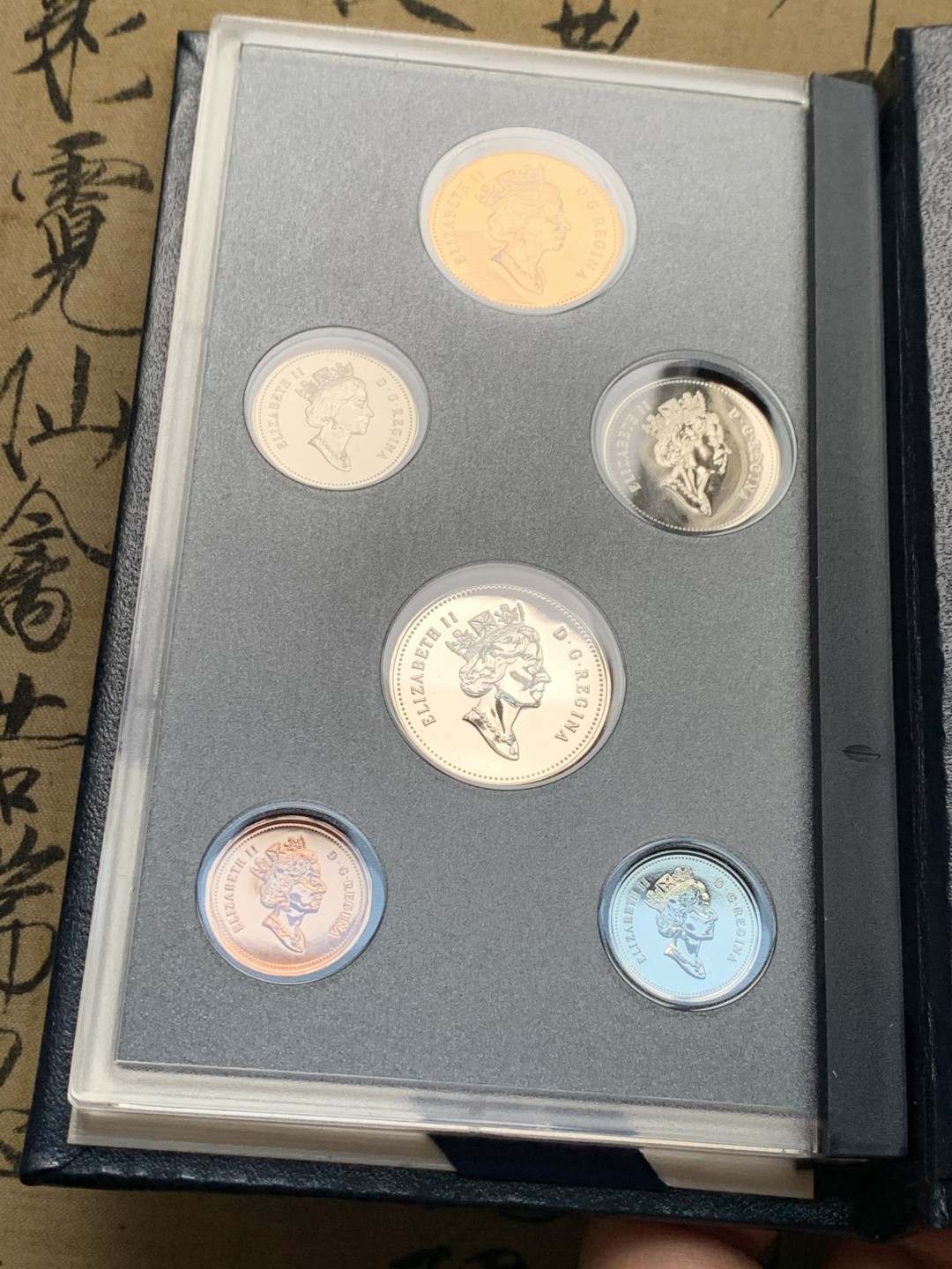 《竞宝斋》第135场-周日，周一连拍 (全场包邮) PROOF 加拿大 1994年 精制套币 皇家造币厂高档皮质包装原盒手感极佳 币都是完美镜面状态