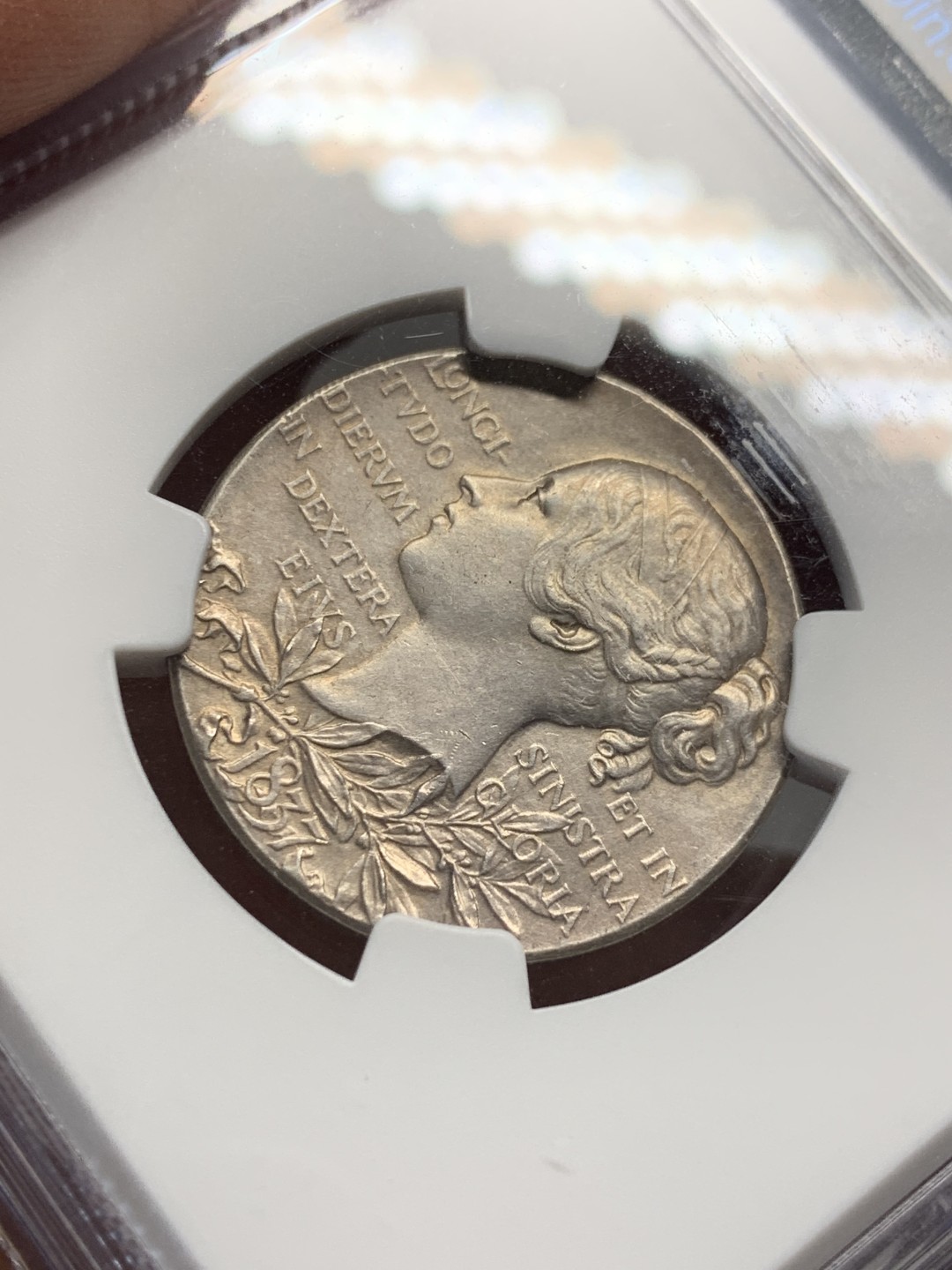 《竞宝斋》第135场-周日，周一连拍 (全场包邮) NGC-UNC 1897年 英国维多利亚女皇加冕六十周年纪念银章，状态很好的维皇，银光泛彩，高点细节不输63。高性价比之选