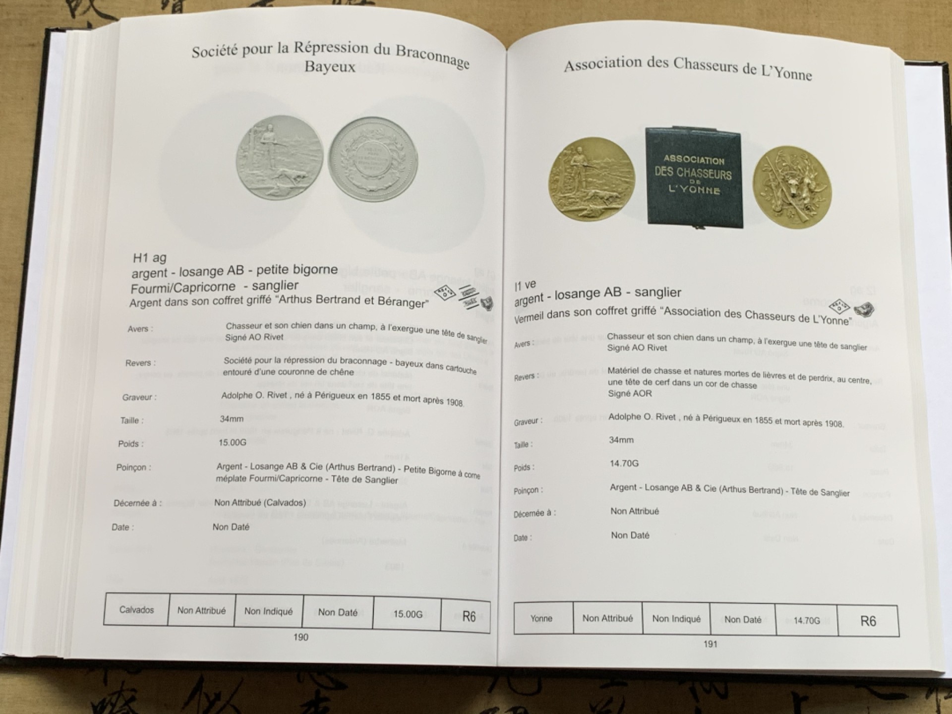 《竞宝斋》第135场-周日，周一连拍 (全场包邮) 《法国狩猎节章牌》法国精装彩页几乎全新300页