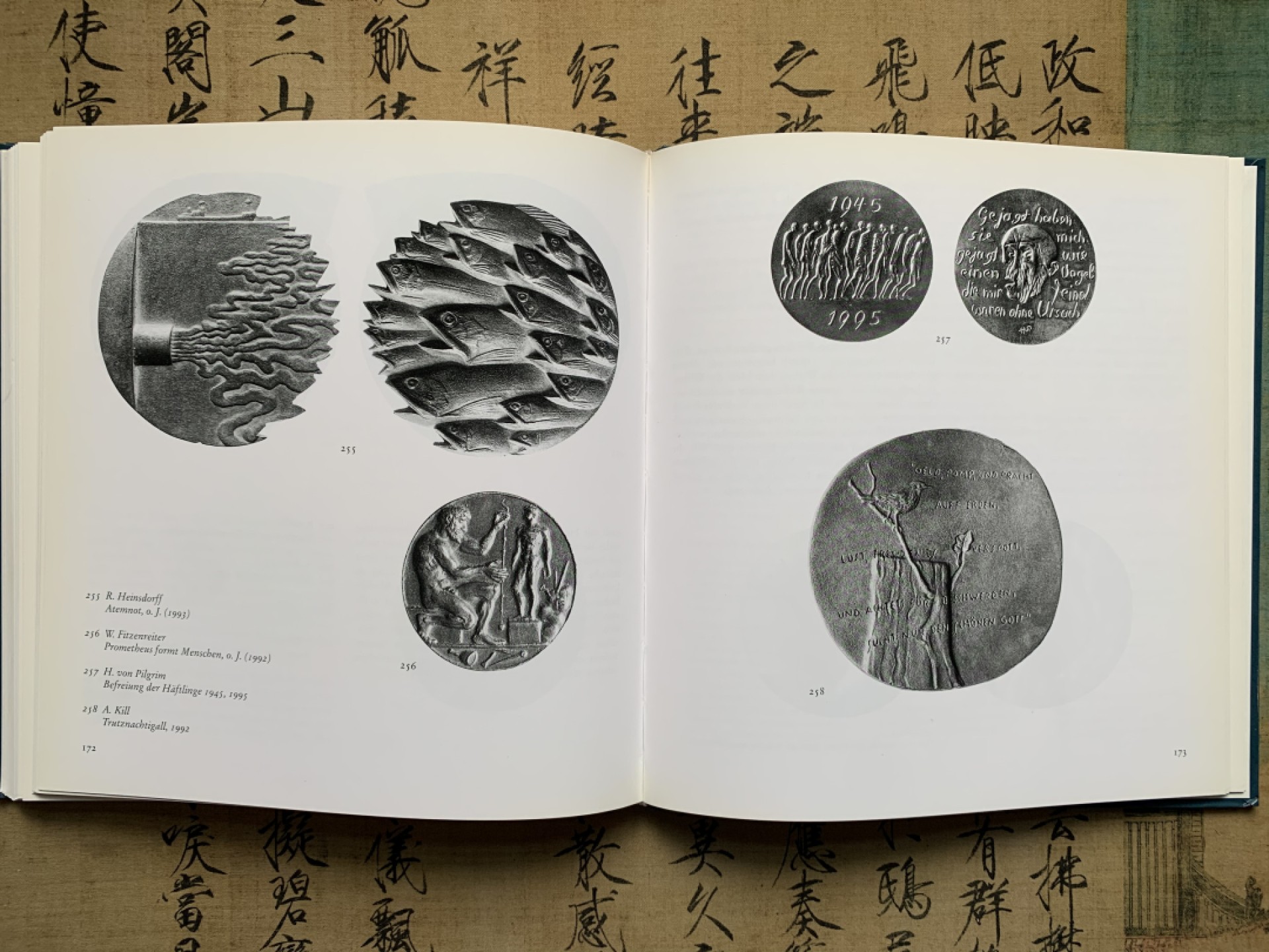 《竞宝斋》第135场-周日，周一连拍 (全场包邮) 《欧洲艺术章牌》德国1996年精装彩页几乎全新203页 大规格