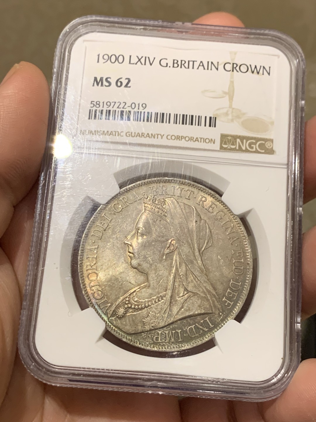 《竞宝斋》第135场-周日，周一连拍 (全场包邮) NGC MS62 英国 1900年 批纱马剑克朗 较少年份 该枚彩中彩 正面金彩 三点-八点方向 孔雀绿月牙彩 背面马剑包浆舒服 肌肉线条勾勒清晰