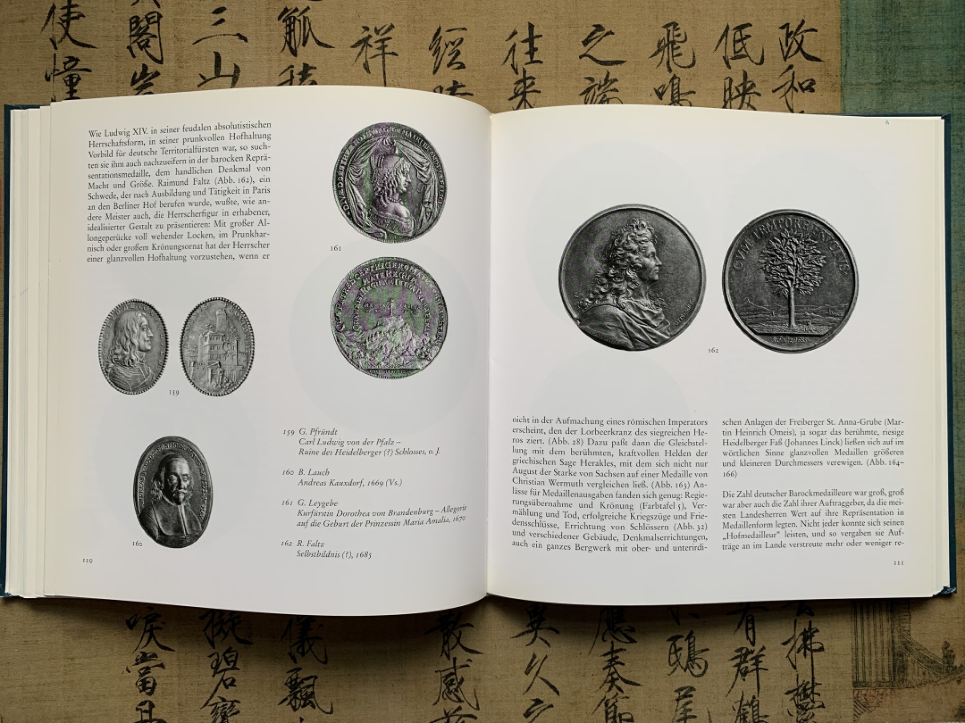 《竞宝斋》第135场-周日，周一连拍 (全场包邮) 《欧洲艺术章牌》德国1996年精装彩页几乎全新203页 大规格