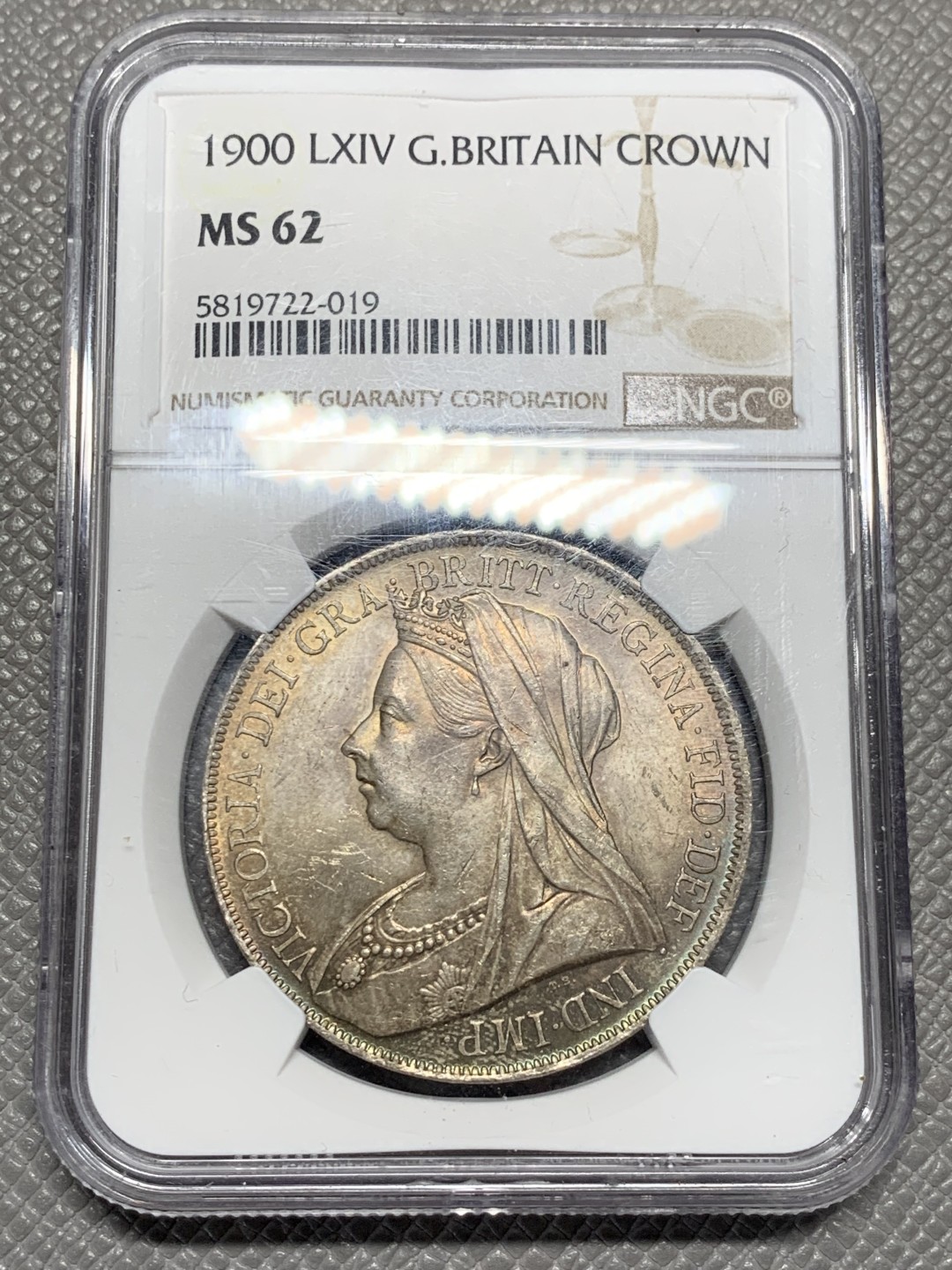 《竞宝斋》第135场-周日，周一连拍 (全场包邮) NGC MS62 英国 1900年 批纱马剑克朗 较少年份 该枚彩中彩 正面金彩 三点-八点方向 孔雀绿月牙彩 背面马剑包浆舒服 肌肉线条勾勒清晰