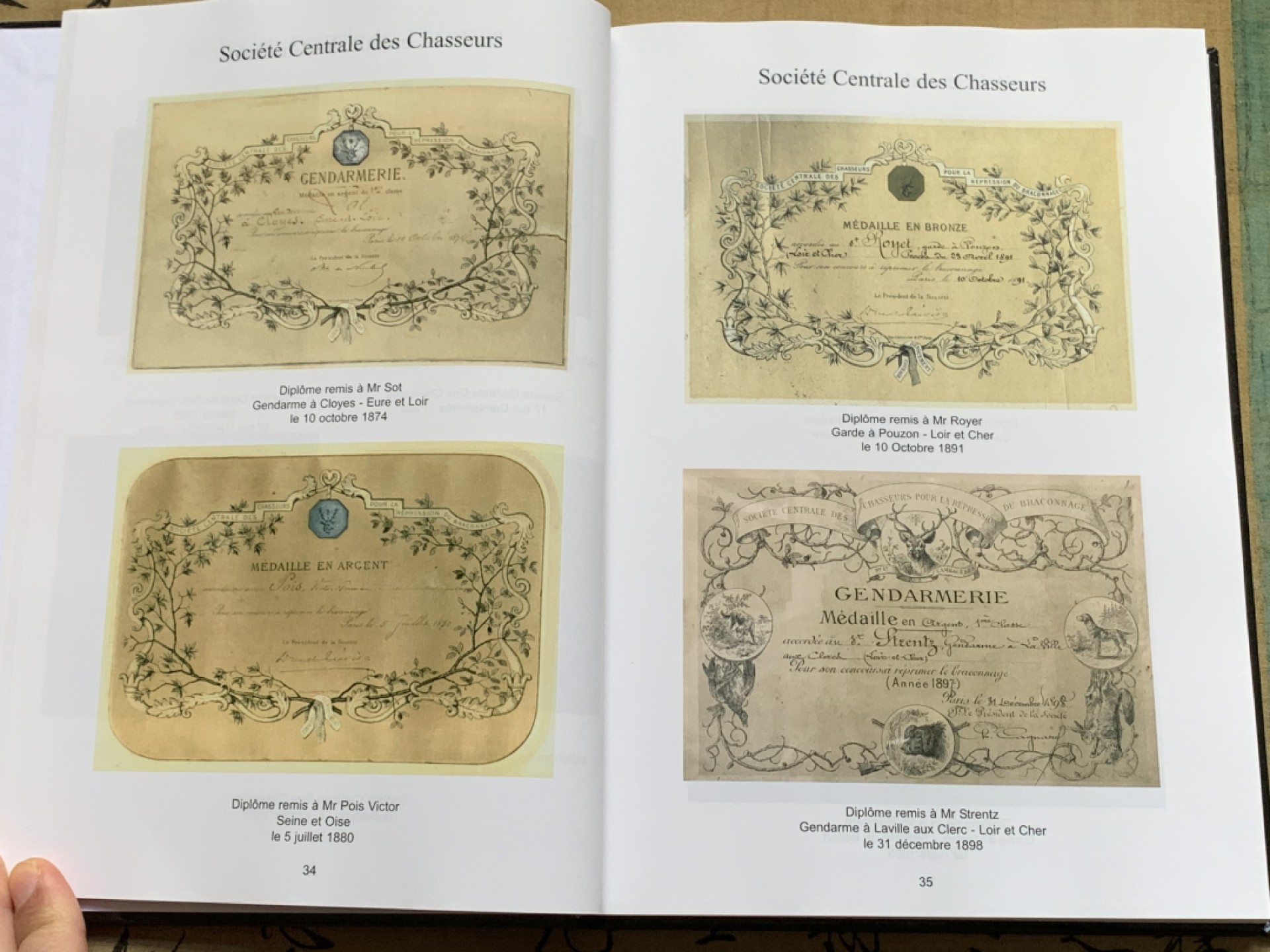 《竞宝斋》第135场-周日，周一连拍 (全场包邮) 《法国狩猎节章牌》法国精装彩页几乎全新300页