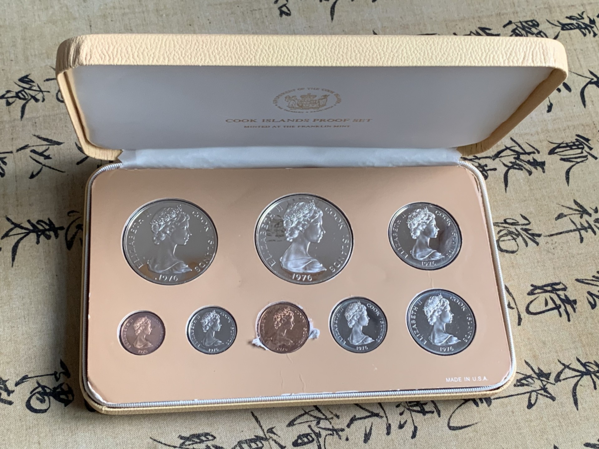 《竞宝斋》第135场-周日，周一连拍 (全场包邮) 英属库克岛 1976年 精制套币 8套盒证都在，最大的是银币，2cent 薄膜不密封，币有氧化，ebay买来就这样了，其他面值均密封，品相完美。可拿出单独评级