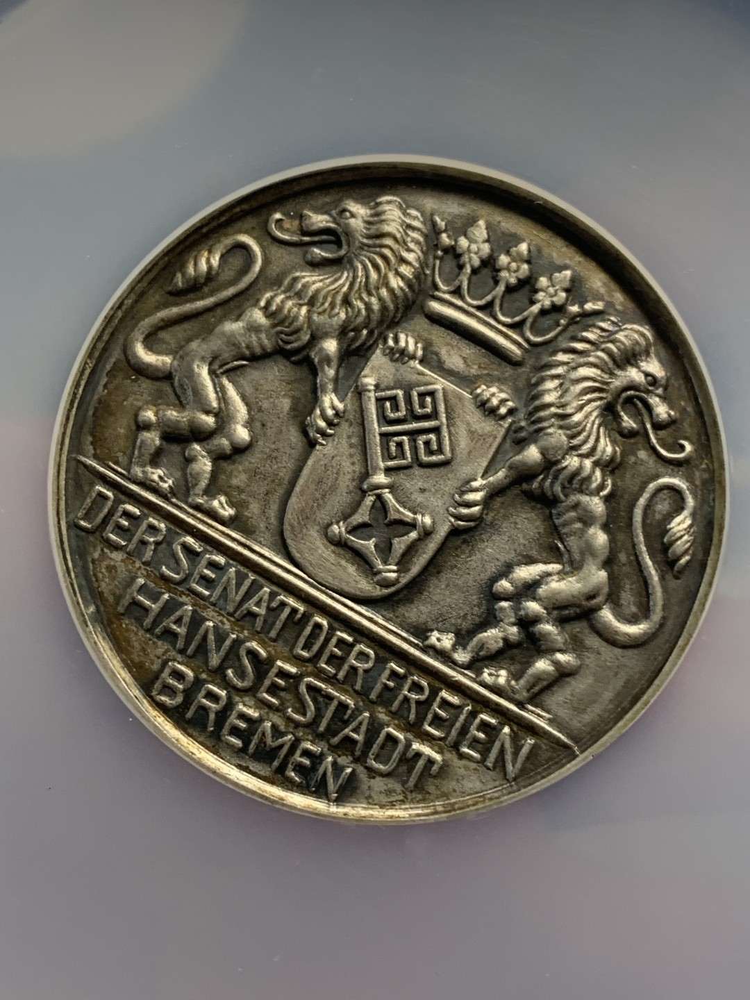 《竞宝斋》第135场-周日，周一连拍 (全场包邮) NGC MS62 19世纪德国不来梅双狮盾徽大银章 稀少品种 低评 高浮雕高点几乎无磨损 大盒封装