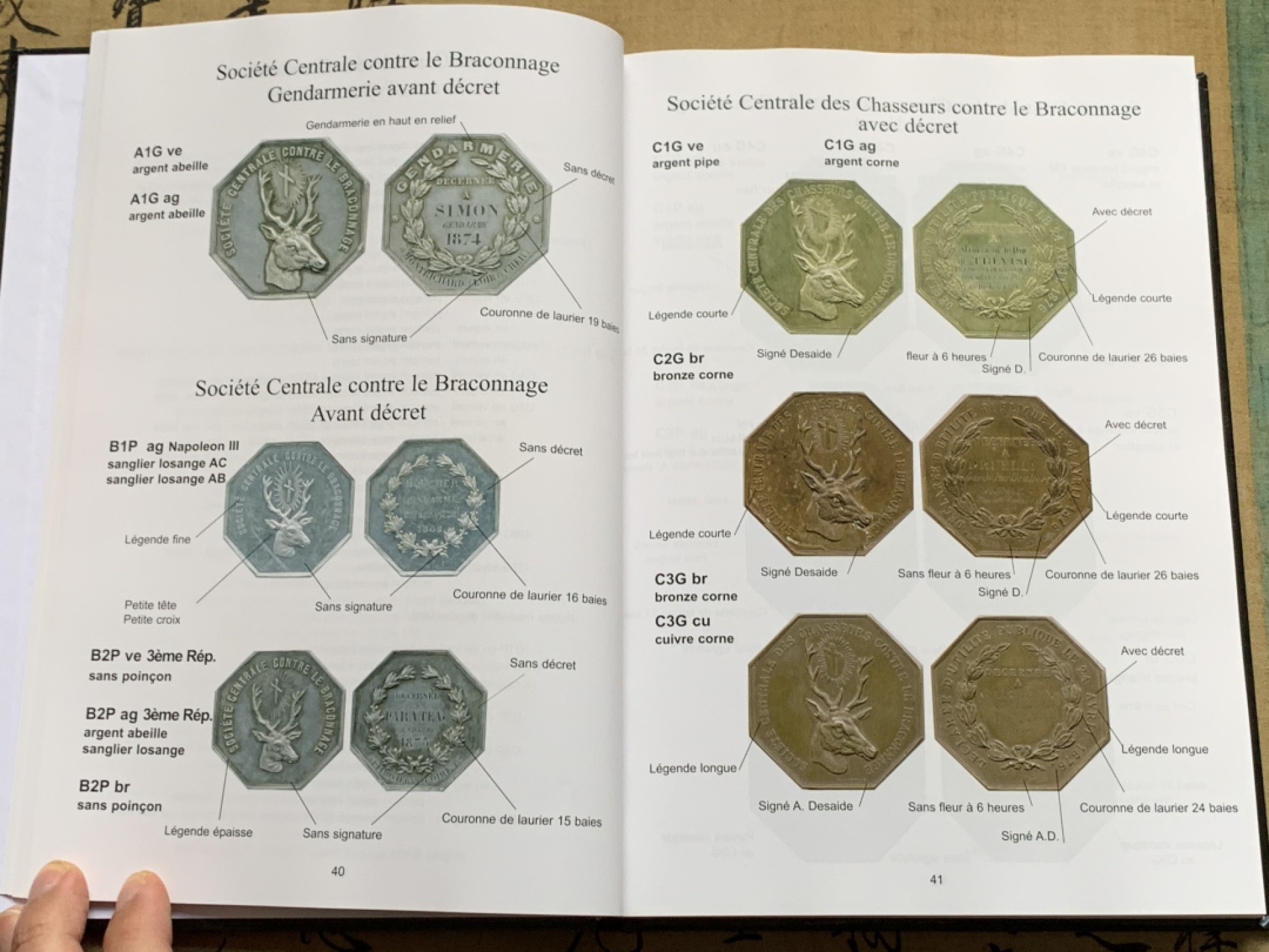 《竞宝斋》第135场-周日，周一连拍 (全场包邮) 《法国狩猎节章牌》法国精装彩页几乎全新300页