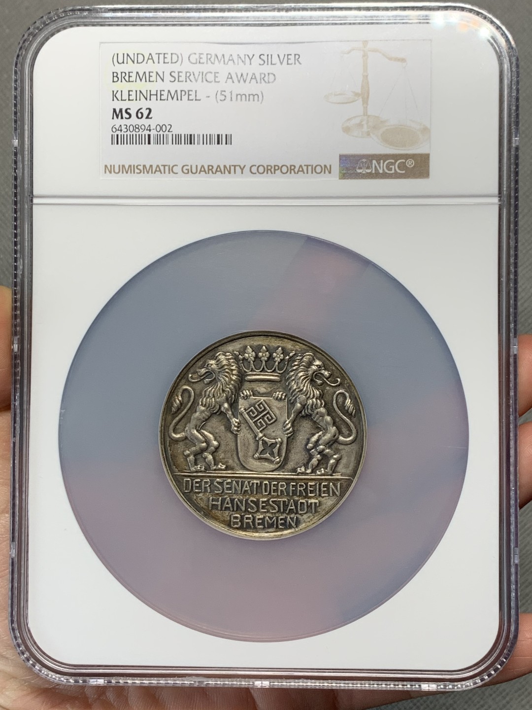 《竞宝斋》第135场-周日，周一连拍 (全场包邮) NGC MS62 19世纪德国不来梅双狮盾徽大银章 稀少品种 低评 高浮雕高点几乎无磨损 大盒封装