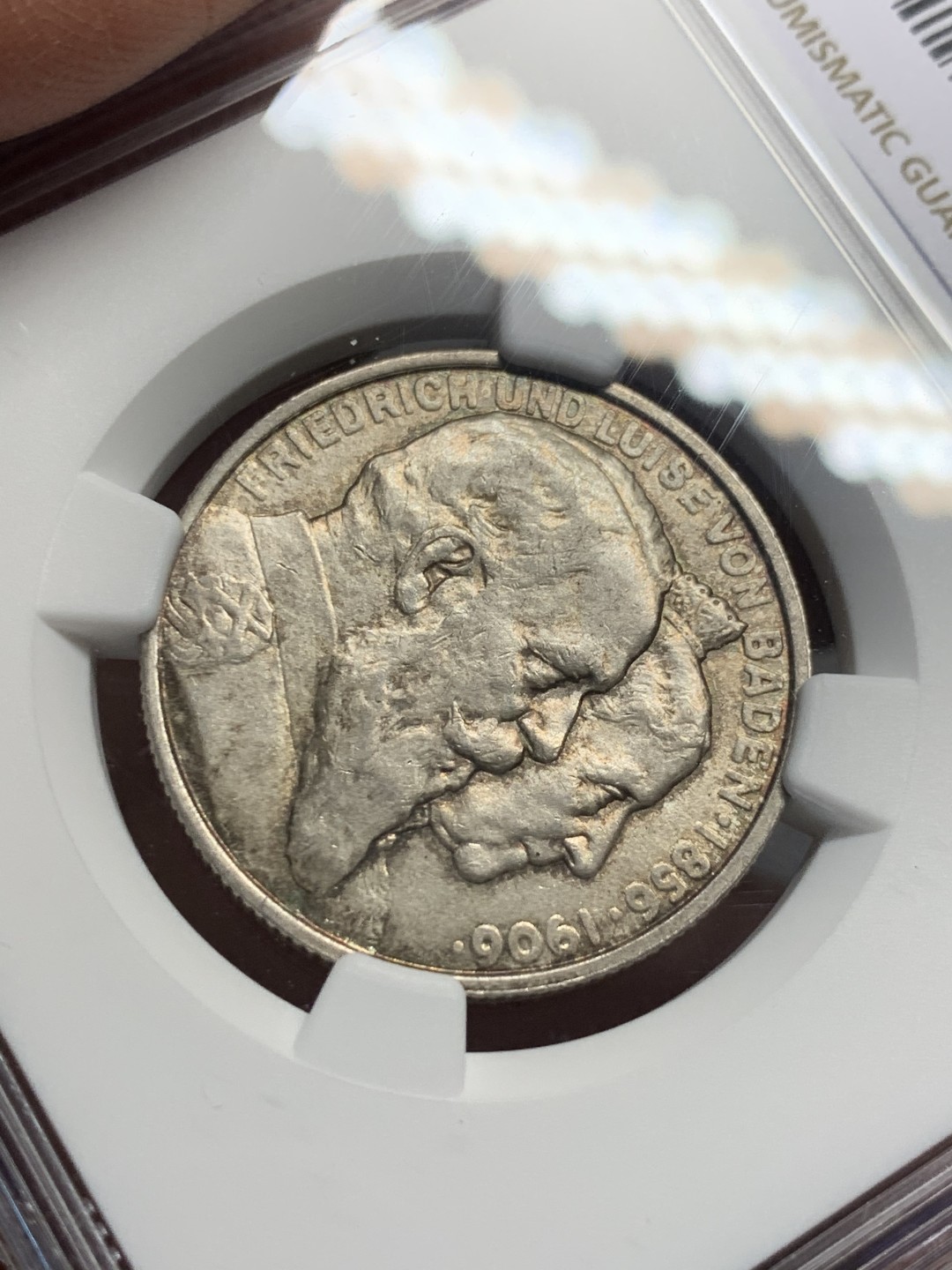 《竞宝斋》第135场-周日，周一连拍 (全场包邮) NGC-MS64 德国巴登1906年金婚纪念2马克银币 五彩包浆 赏心悦目