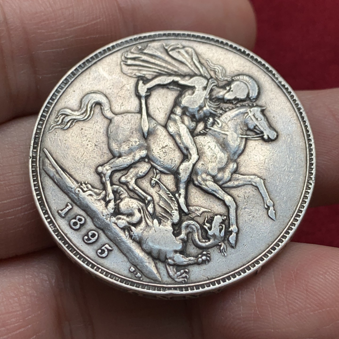 《竞宝斋》第135场-周日，周一连拍 (全场包邮) 英国 1895年 维多利亚女王 披纱马剑 1克朗银币