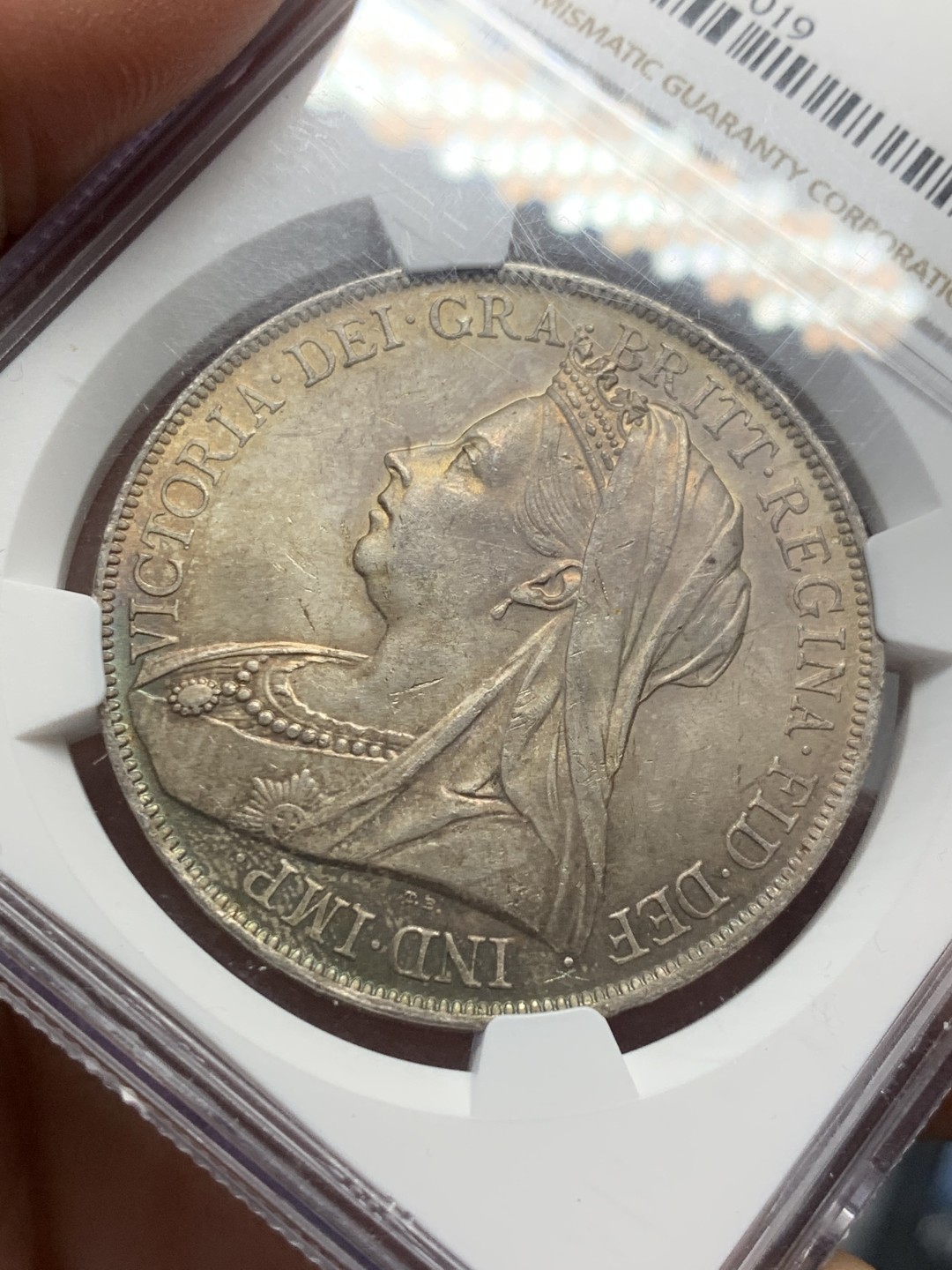 《竞宝斋》第135场-周日，周一连拍 (全场包邮) NGC MS62 英国 1900年 批纱马剑克朗 较少年份 该枚彩中彩 正面金彩 三点-八点方向 孔雀绿月牙彩 背面马剑包浆舒服 肌肉线条勾勒清晰