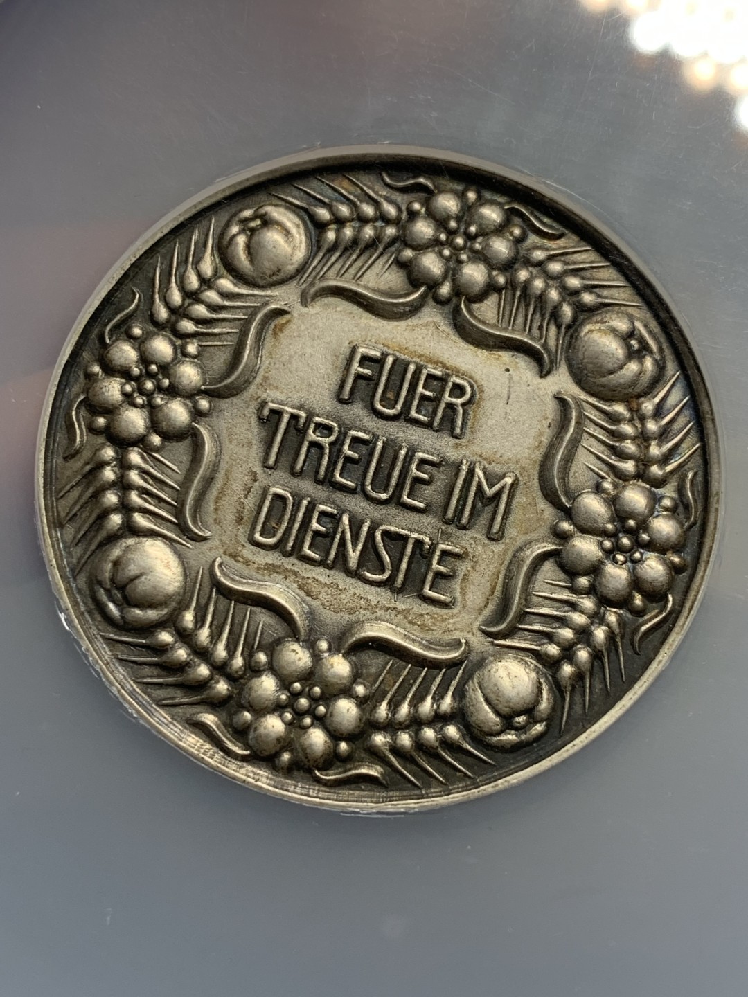 《竞宝斋》第135场-周日，周一连拍 (全场包邮) NGC MS62 19世纪德国不来梅双狮盾徽大银章 稀少品种 低评 高浮雕高点几乎无磨损 大盒封装