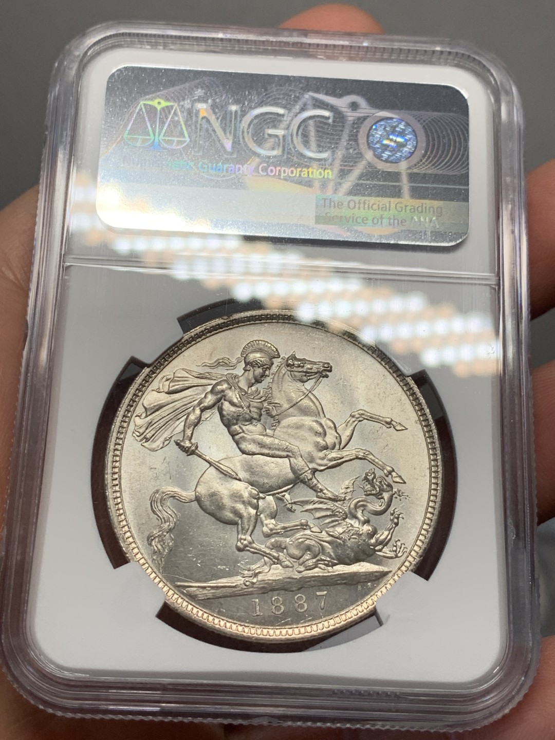 《竞宝斋》第135场-周日，周一连拍 (全场包邮) NGC-MS62 英国1887 维多利亚高冠 马剑克朗银币