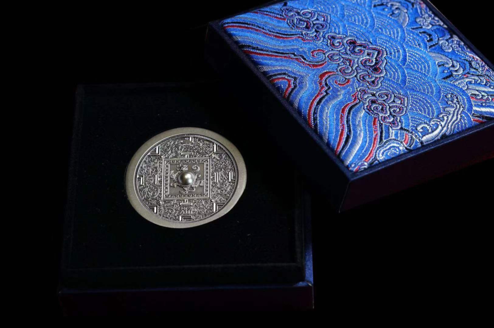 纽埃2020年古代铜镜艺术高浮雕仿古纪念银币