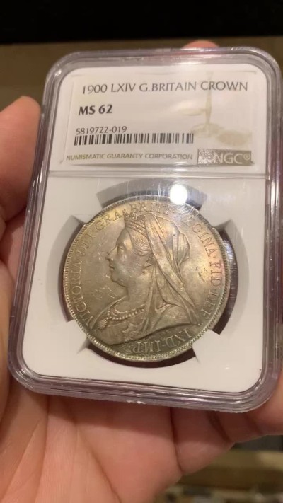 《竞宝斋》第135场-周日，周一连拍 (全场包邮) NGC MS62 英国 1900年 批纱马剑克朗 较少年份 该枚彩中彩 正面金彩 三点-八点方向 孔雀绿月牙彩 背面马剑包浆舒服 肌肉线条勾勒清晰