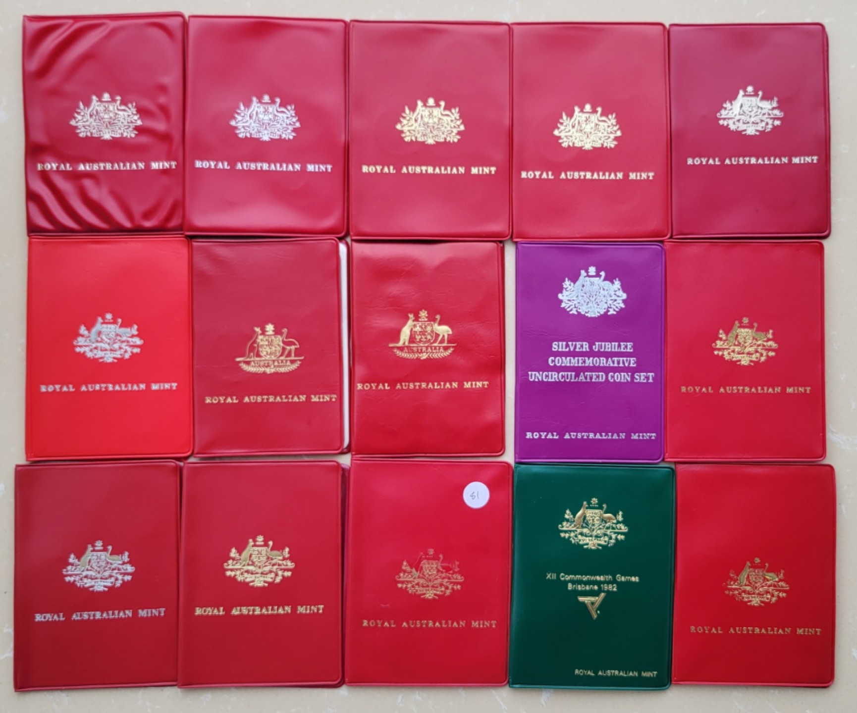 澳大利亚皇家铸币局，1969年至1983年UNC套装共15套，包括1970, 1977年和1982年纪念精制样币套装，共计15套😍千万不要错过