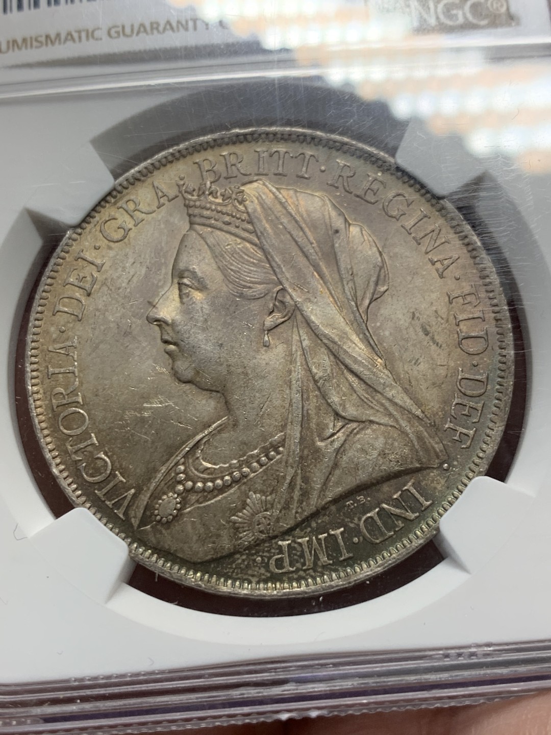 《竞宝斋》第135场-周日，周一连拍 (全场包邮) NGC MS62 英国 1900年 批纱马剑克朗 较少年份 该枚彩中彩 正面金彩 三点-八点方向 孔雀绿月牙彩 背面马剑包浆舒服 肌肉线条勾勒清晰