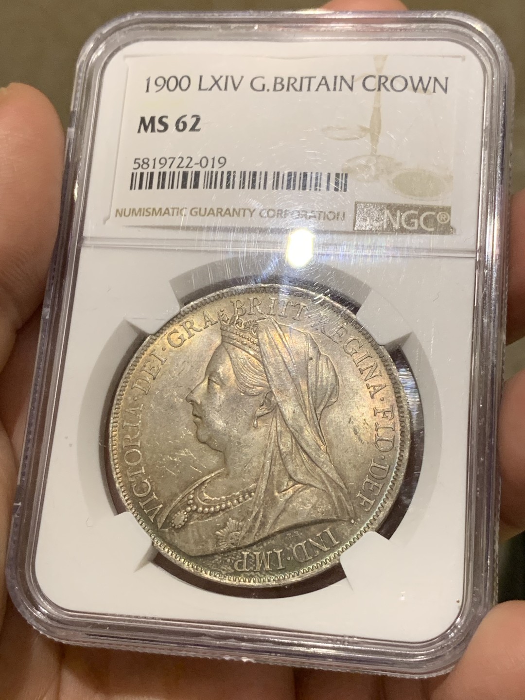 《竞宝斋》第135场-周日，周一连拍 (全场包邮) NGC MS62 英国 1900年 批纱马剑克朗 较少年份 该枚彩中彩 正面金彩 三点-八点方向 孔雀绿月牙彩 背面马剑包浆舒服 肌肉线条勾勒清晰