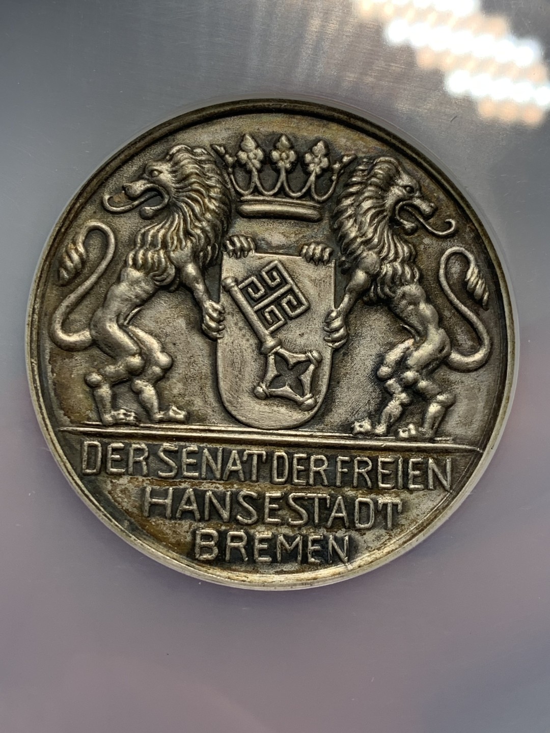 《竞宝斋》第135场-周日，周一连拍 (全场包邮) NGC MS62 19世纪德国不来梅双狮盾徽大银章 稀少品种 低评 高浮雕高点几乎无磨损 大盒封装