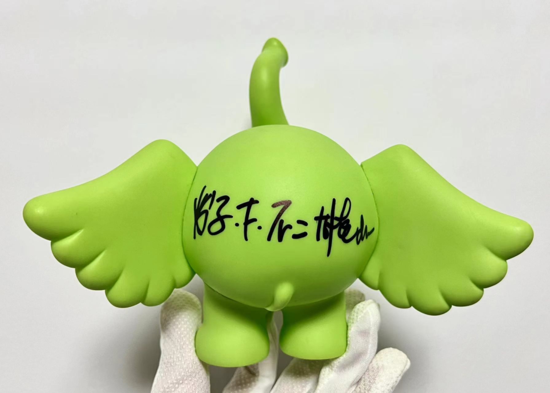 零元拍：日本小学馆官方授权MEDICOM TOY出品绝版《新大雄的宇宙开拓史》小飞象，藤子·F·不二雄工作室签名，哆啦A梦铁粉必收佳品。