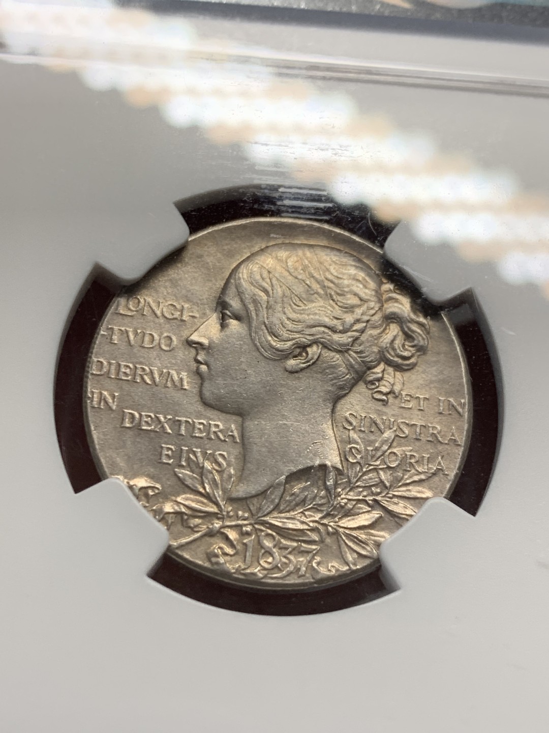 《竞宝斋》第135场-周日，周一连拍 (全场包邮) NGC-UNC 1897年 英国维多利亚女皇加冕六十周年纪念银章，状态很好的维皇，银光泛彩，高点细节不输63。高性价比之选