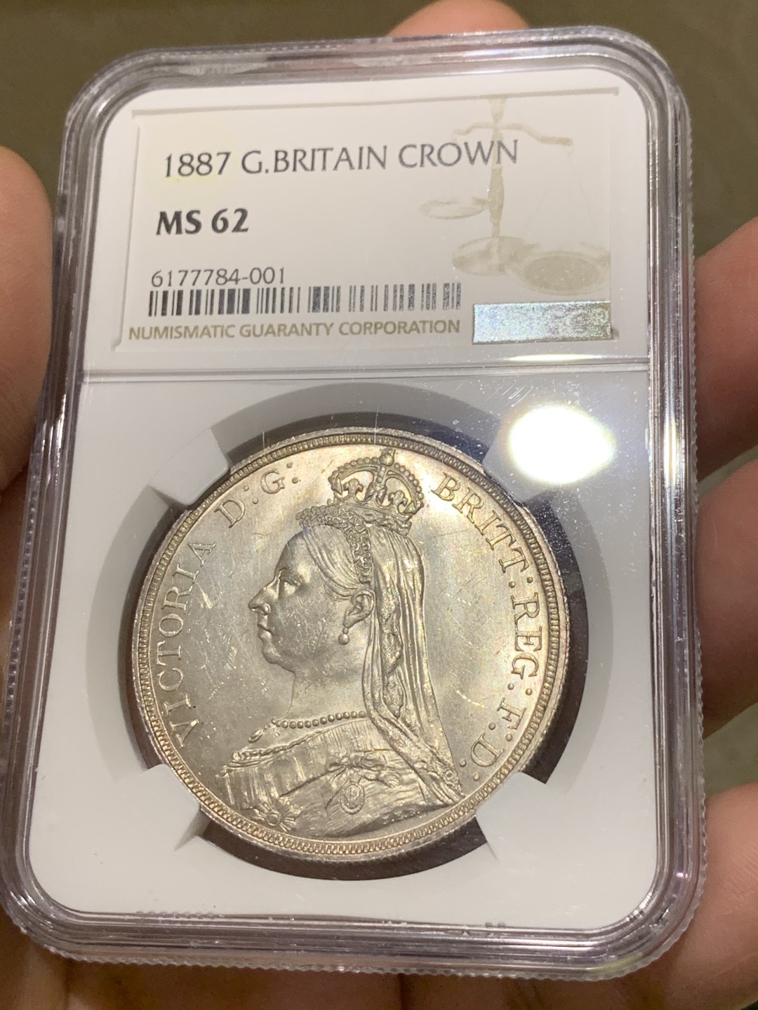 《竞宝斋》第135场-周日，周一连拍 (全场包邮) NGC-MS62 英国1887 维多利亚高冠 马剑克朗银币