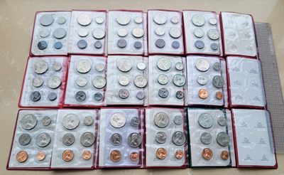 澳大利亚皇家铸币局，1969年至1983年UNC套装共15套，包括1970, 1977年和1982年纪念精制样币套装，共计15套😍千万不要错过 澳大利亚皇家铸币局，1969年至1983年UNC套装共15套，包括1970, 1977年和1982年纪念精制样币套装，共计15套😍千万不要错过