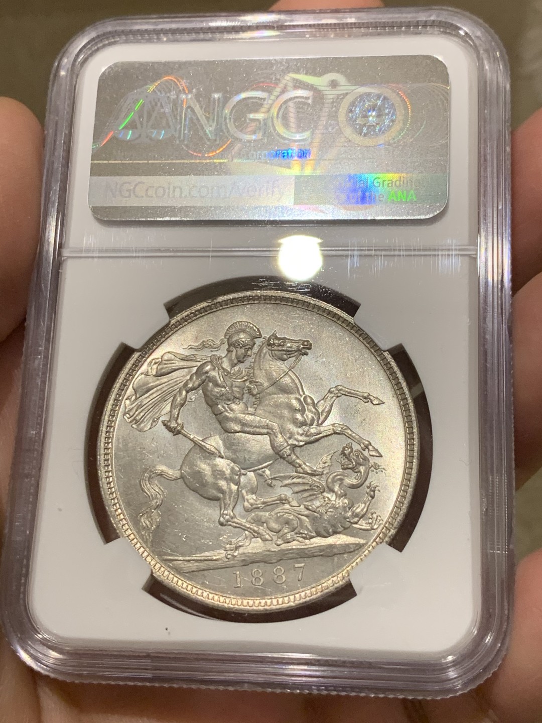 《竞宝斋》第135场-周日，周一连拍 (全场包邮) NGC-MS62 英国1887 维多利亚高冠 马剑克朗银币