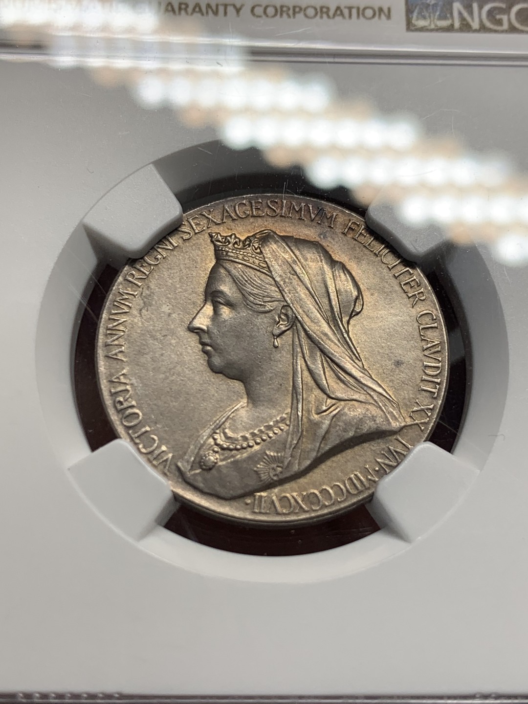 《竞宝斋》第135场-周日，周一连拍 (全场包邮) NGC-UNC 1897年 英国维多利亚女皇加冕六十周年纪念银章，状态很好的维皇，银光泛彩，高点细节不输63。高性价比之选