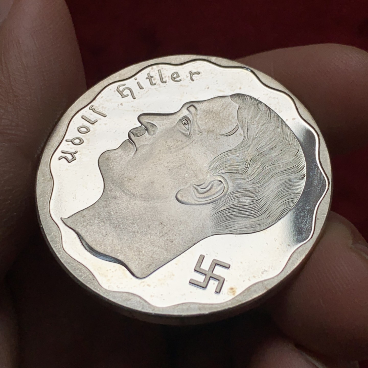 《竞宝斋》第135场-周日，周一连拍 (全场包邮) 德国元首精制银章 这东西非常少见 但是NGC不给鉴定很尴尬 29克 40mm