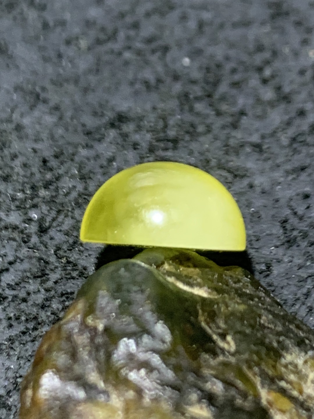 精美乌克兰蜜蜡蛋面一个