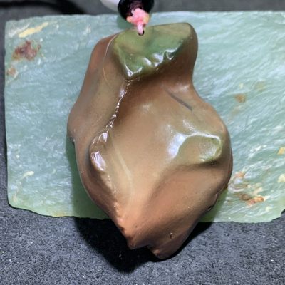 精美天然阿拉善戈壁彩玉原石把件一颗， - 精美天然阿拉善戈壁彩玉原石把件一颗，