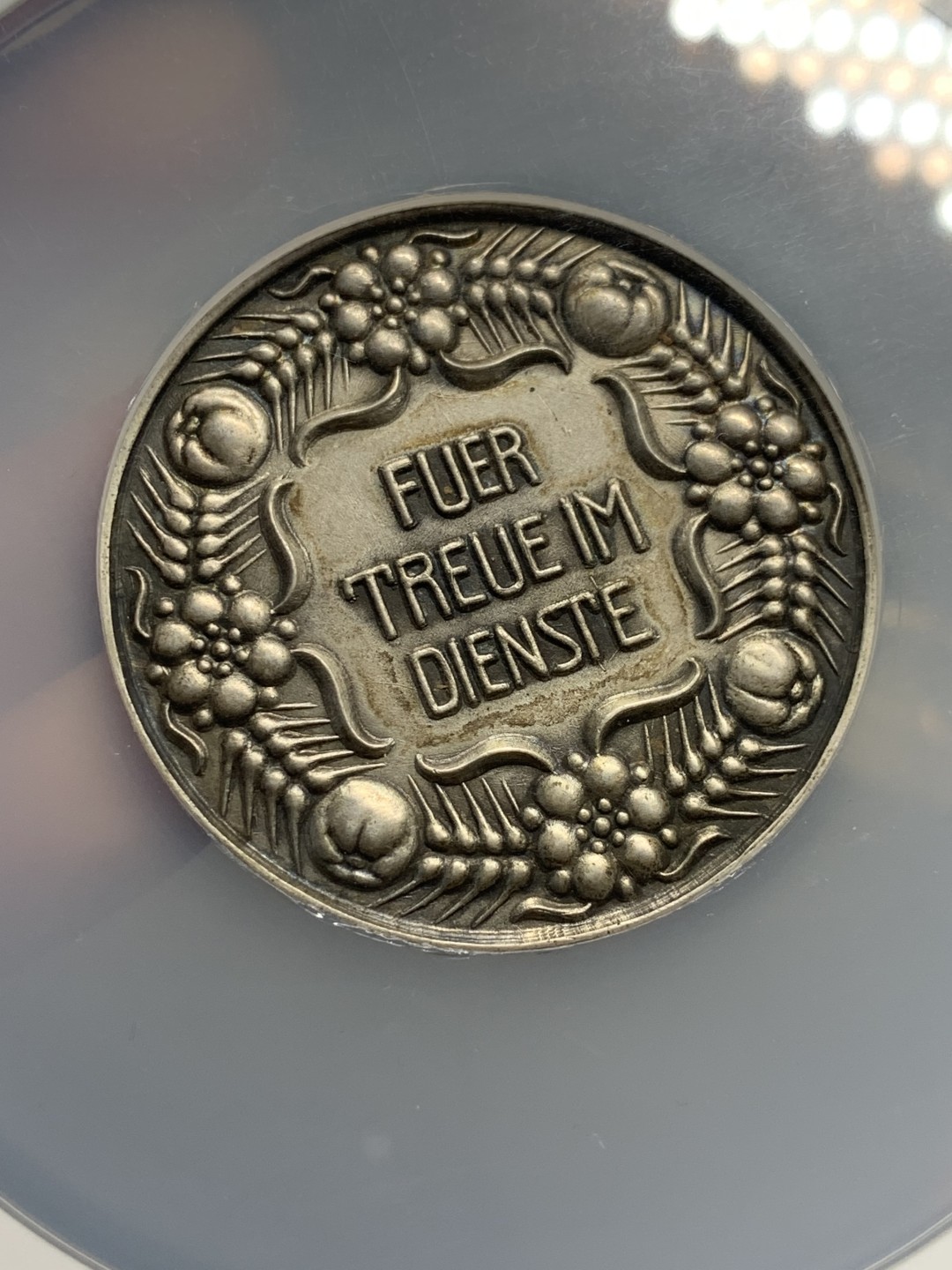 《竞宝斋》第135场-周日，周一连拍 (全场包邮) NGC MS62 19世纪德国不来梅双狮盾徽大银章 稀少品种 低评 高浮雕高点几乎无磨损 大盒封装