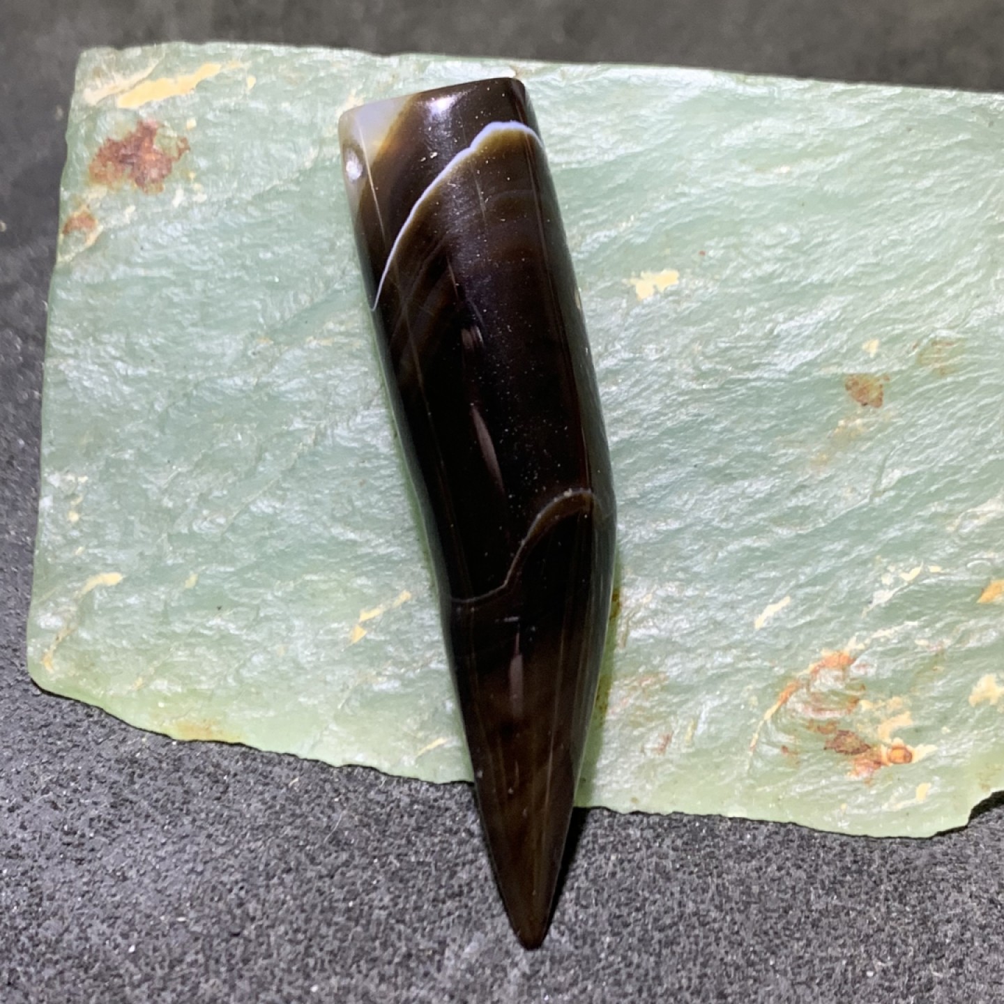 精品药师玛瑙随形牙吊坠一颗，